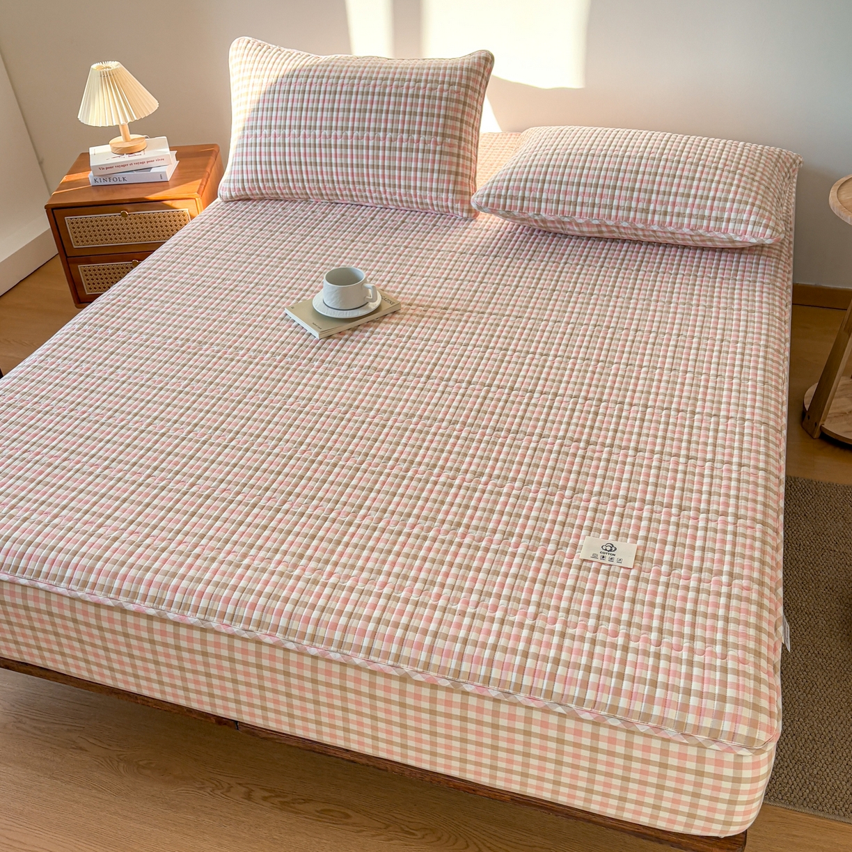 91家纺网 家纺一手货源 找家纺 居眠 2026新款全棉色织水洗棉格子夹棉棉花床笠 夹棉款-印月粉