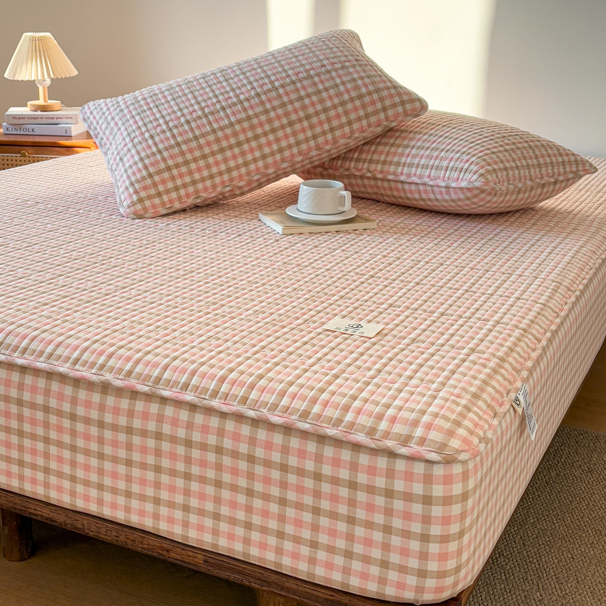 91家纺网 家纺一手货源 找家纺 居眠 2026新款全棉色织水洗棉格子夹棉棉花床笠 夹棉款-印月粉