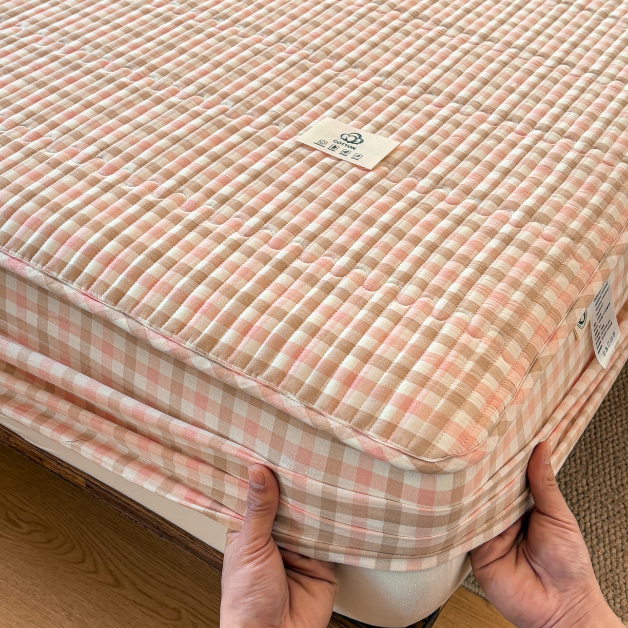 91家纺网 家纺一手货源 找家纺 居眠 2026新款全棉色织水洗棉格子夹棉棉花床笠 夹棉款-印月粉