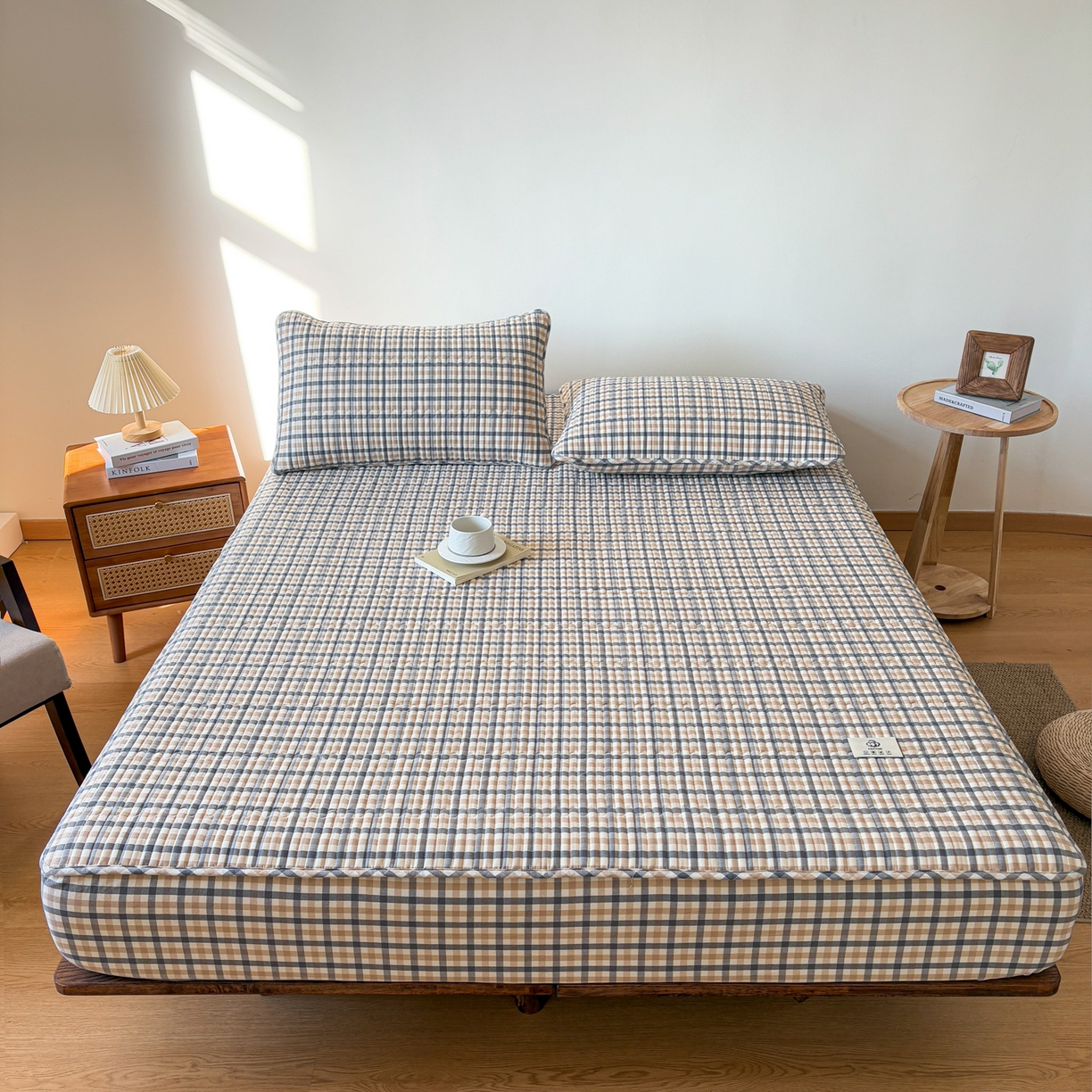 91家纺网 家纺一手货源 找家纺 居眠 2026新款全棉色织水洗棉格子夹棉棉花床笠 夹棉款-印月灰