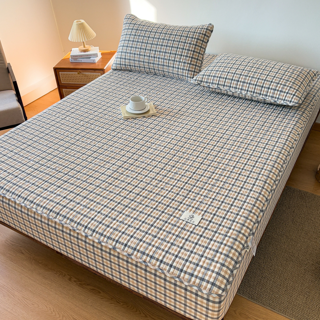 91家纺网 家纺一手货源 找家纺 居眠 2026新款全棉色织水洗棉格子夹棉棉花床笠 夹棉款-印月灰