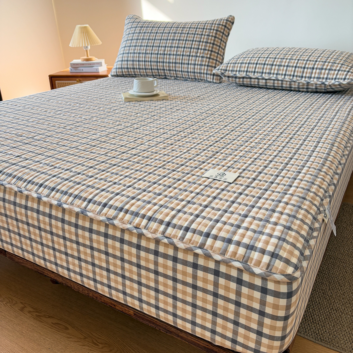 91家纺网 家纺一手货源 找家纺 居眠 2026新款全棉色织水洗棉格子夹棉棉花床笠 夹棉款-印月灰