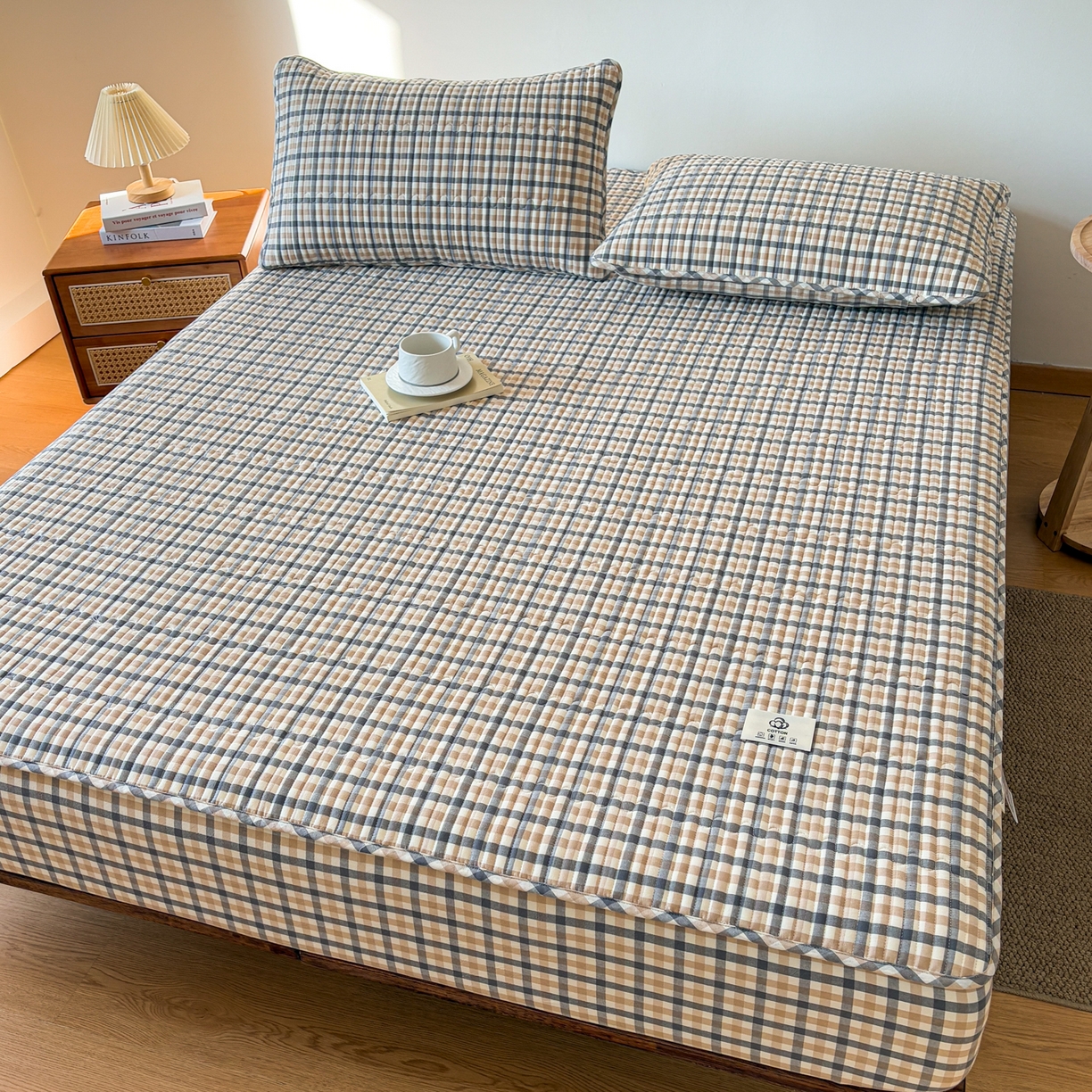 91家纺网 家纺一手货源 找家纺 居眠 2026新款全棉色织水洗棉格子夹棉棉花床笠 夹棉款-印月灰