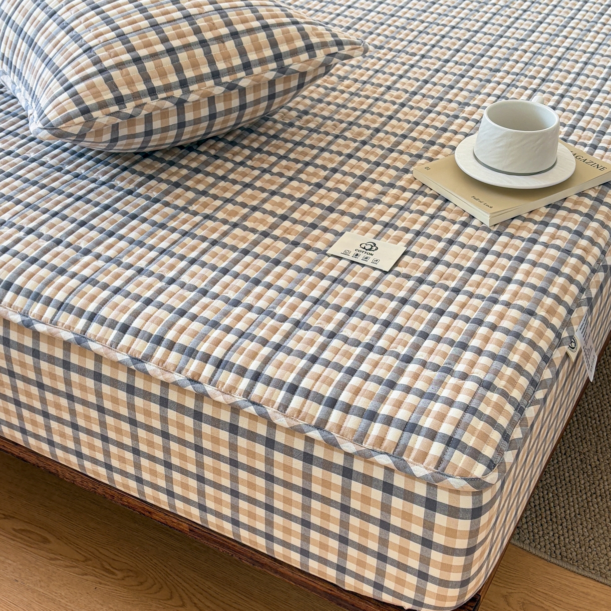 91家纺网 家纺一手货源 找家纺 居眠 2026新款全棉色织水洗棉格子夹棉棉花床笠 夹棉款-印月灰