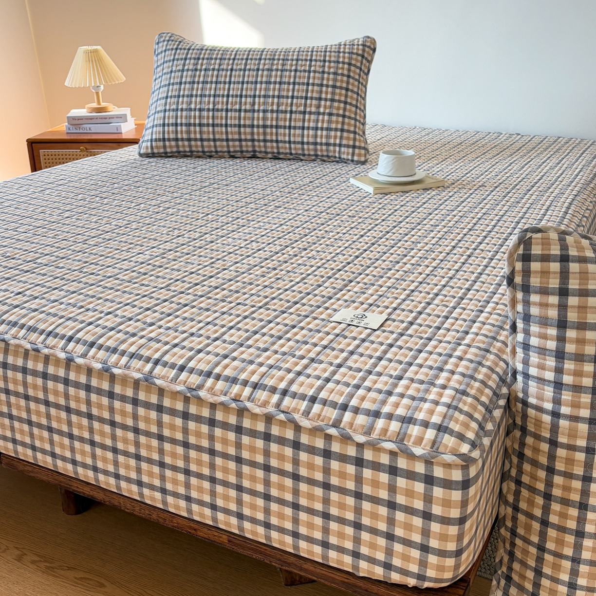 91家纺网 家纺一手货源 找家纺 居眠 2026新款全棉色织水洗棉格子夹棉棉花床笠 夹棉款-印月灰