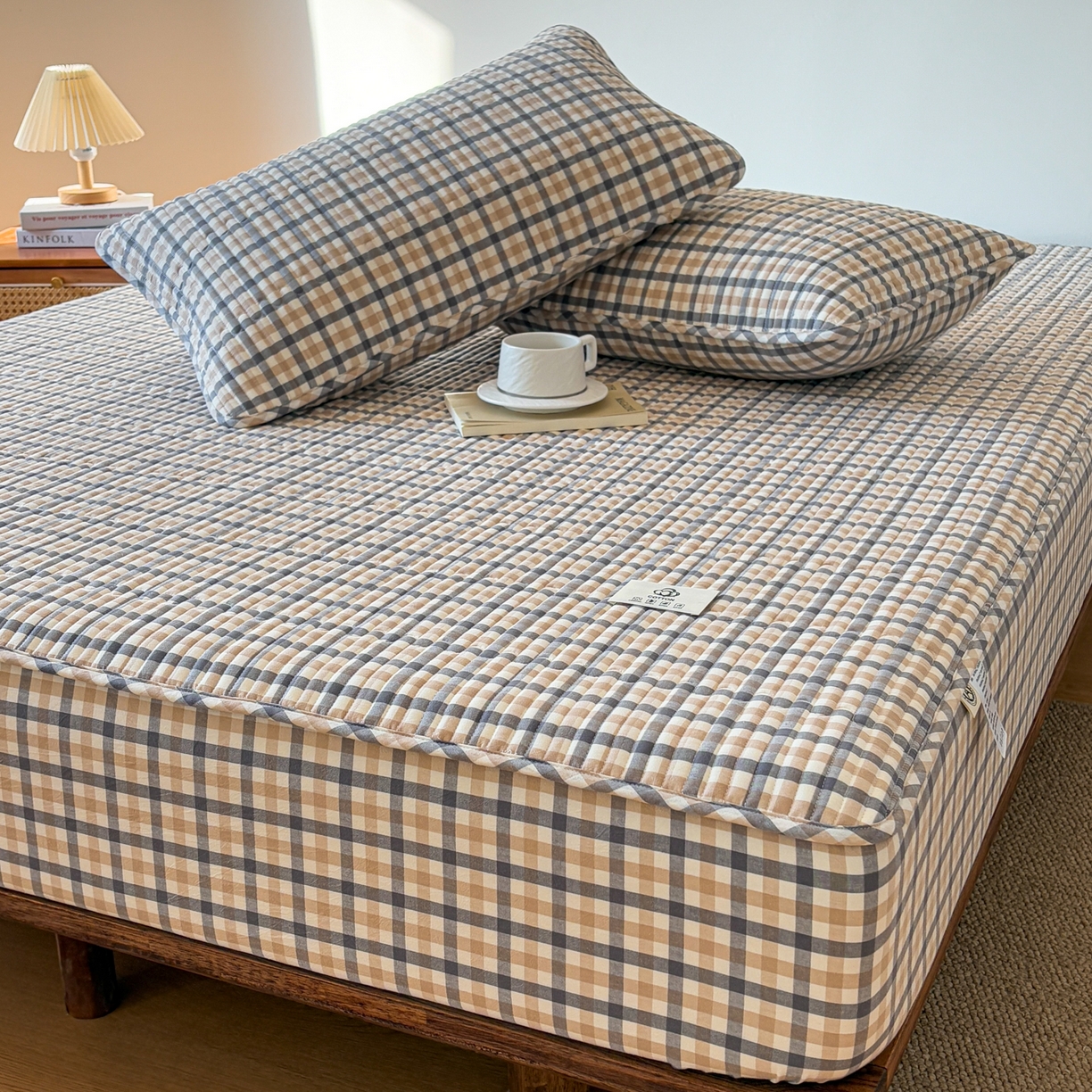 91家纺网 家纺一手货源 找家纺 居眠 2026新款全棉色织水洗棉格子夹棉棉花床笠 夹棉款-印月灰