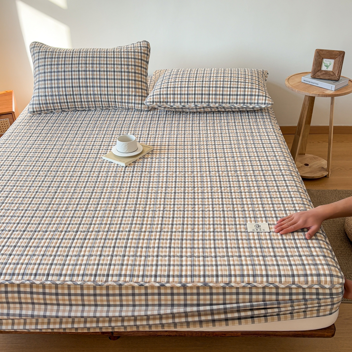 91家纺网 家纺一手货源 找家纺 居眠 2026新款全棉色织水洗棉格子夹棉棉花床笠 夹棉款-印月灰
