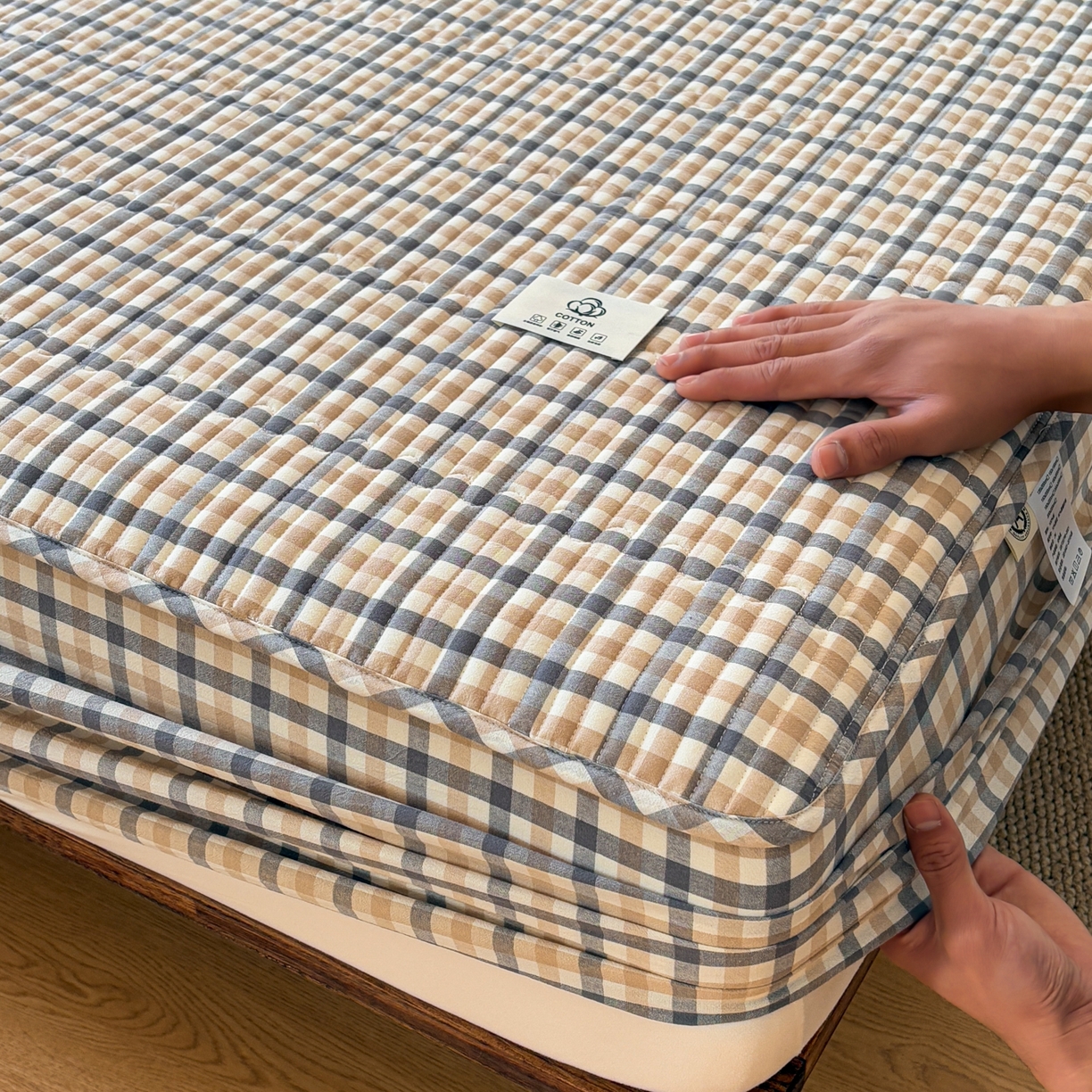 91家纺网 家纺一手货源 找家纺 居眠 2026新款全棉色织水洗棉格子夹棉棉花床笠 夹棉款-印月灰