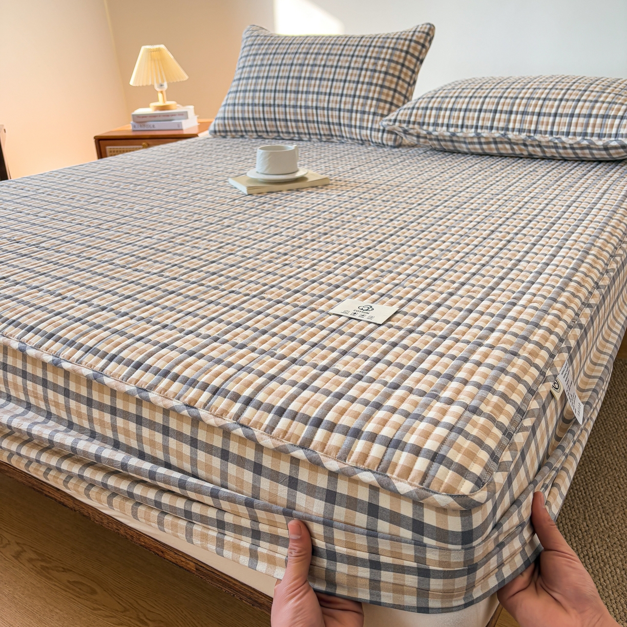 91家纺网 家纺一手货源 找家纺 居眠 2026新款全棉色织水洗棉格子夹棉棉花床笠 夹棉款-印月灰