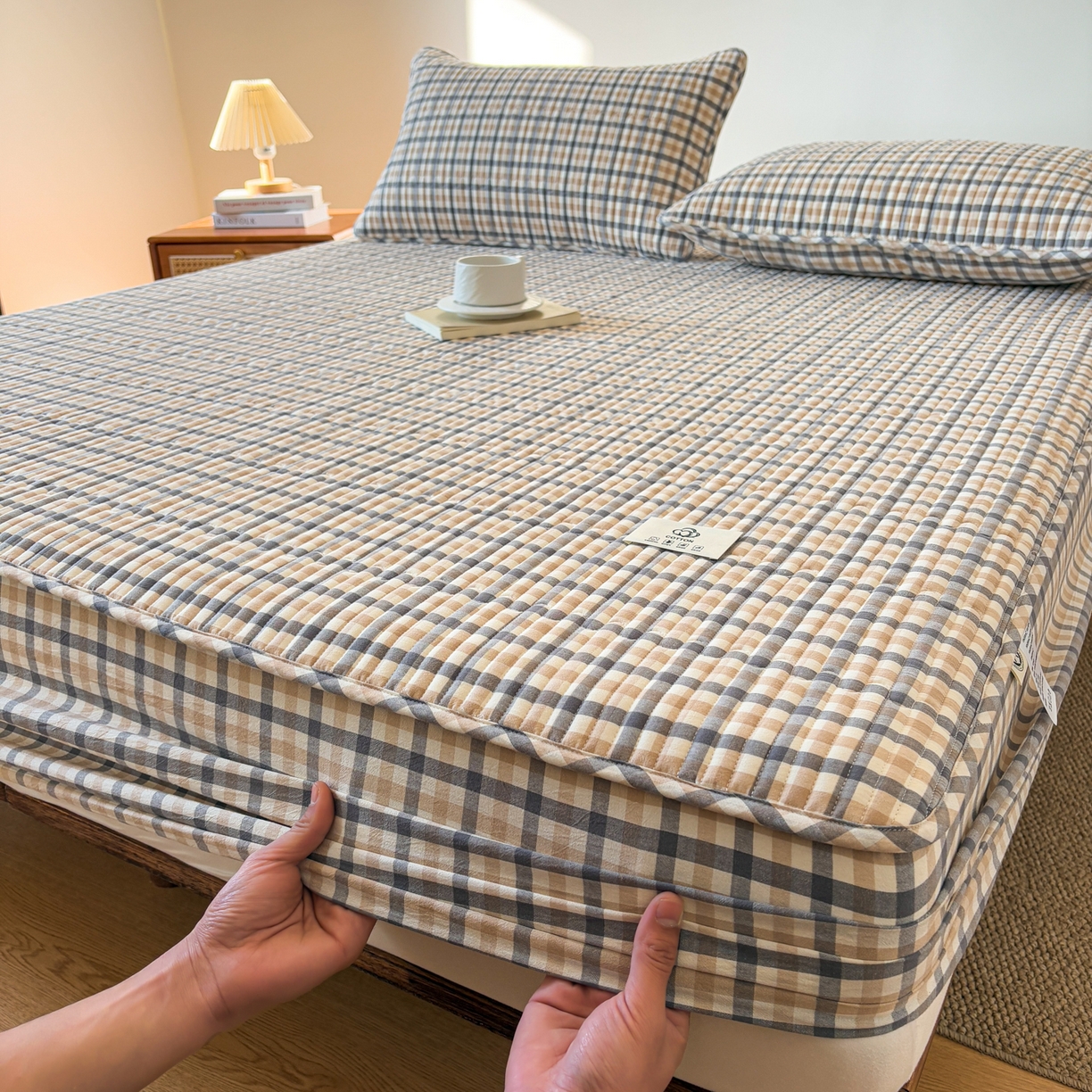 91家纺网 家纺一手货源 找家纺 居眠 2026新款全棉色织水洗棉格子夹棉棉花床笠 夹棉款-印月灰