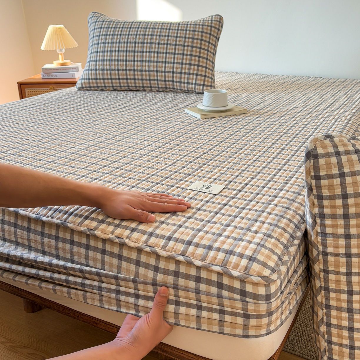 91家纺网 家纺一手货源 找家纺 居眠 2026新款全棉色织水洗棉格子夹棉棉花床笠 夹棉款-印月灰