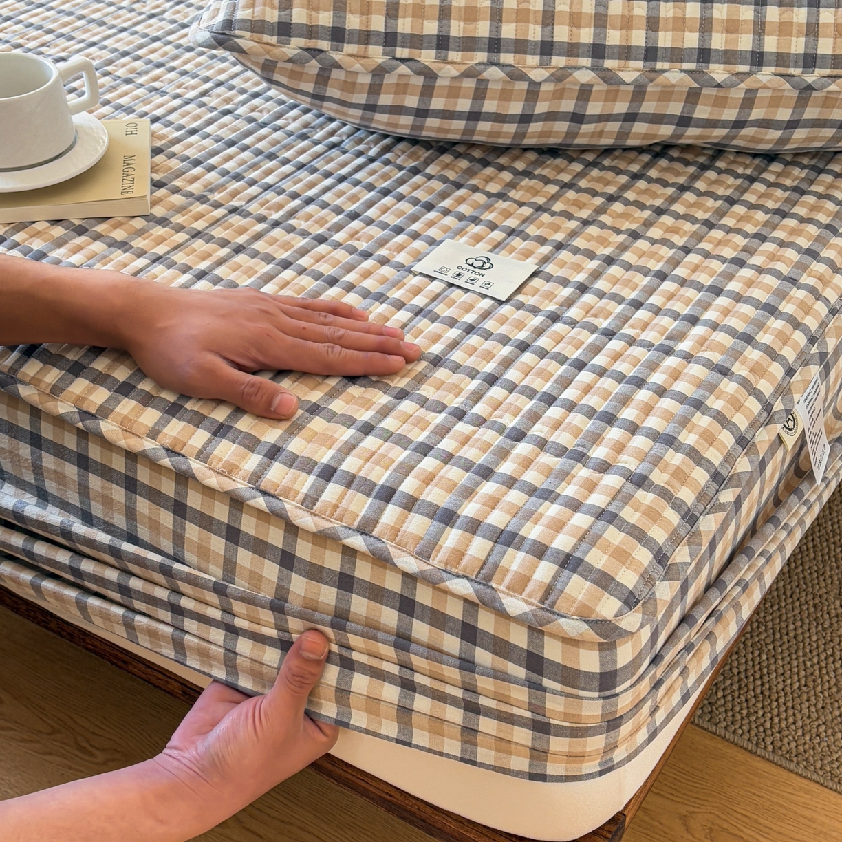 91家纺网 家纺一手货源 找家纺 居眠 2026新款全棉色织水洗棉格子夹棉棉花床笠 夹棉款-印月灰