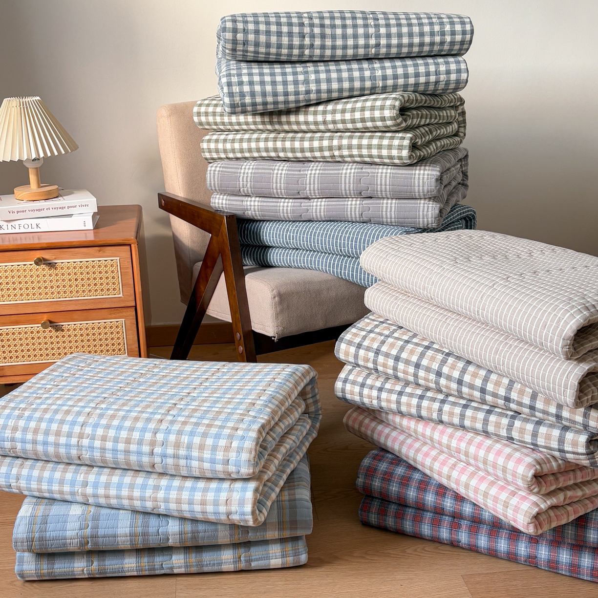 91家纺网 家纺一手货源 找家纺 居眠 2026新款全棉色织水洗棉格子夹棉棉花床笠 组合叠拍