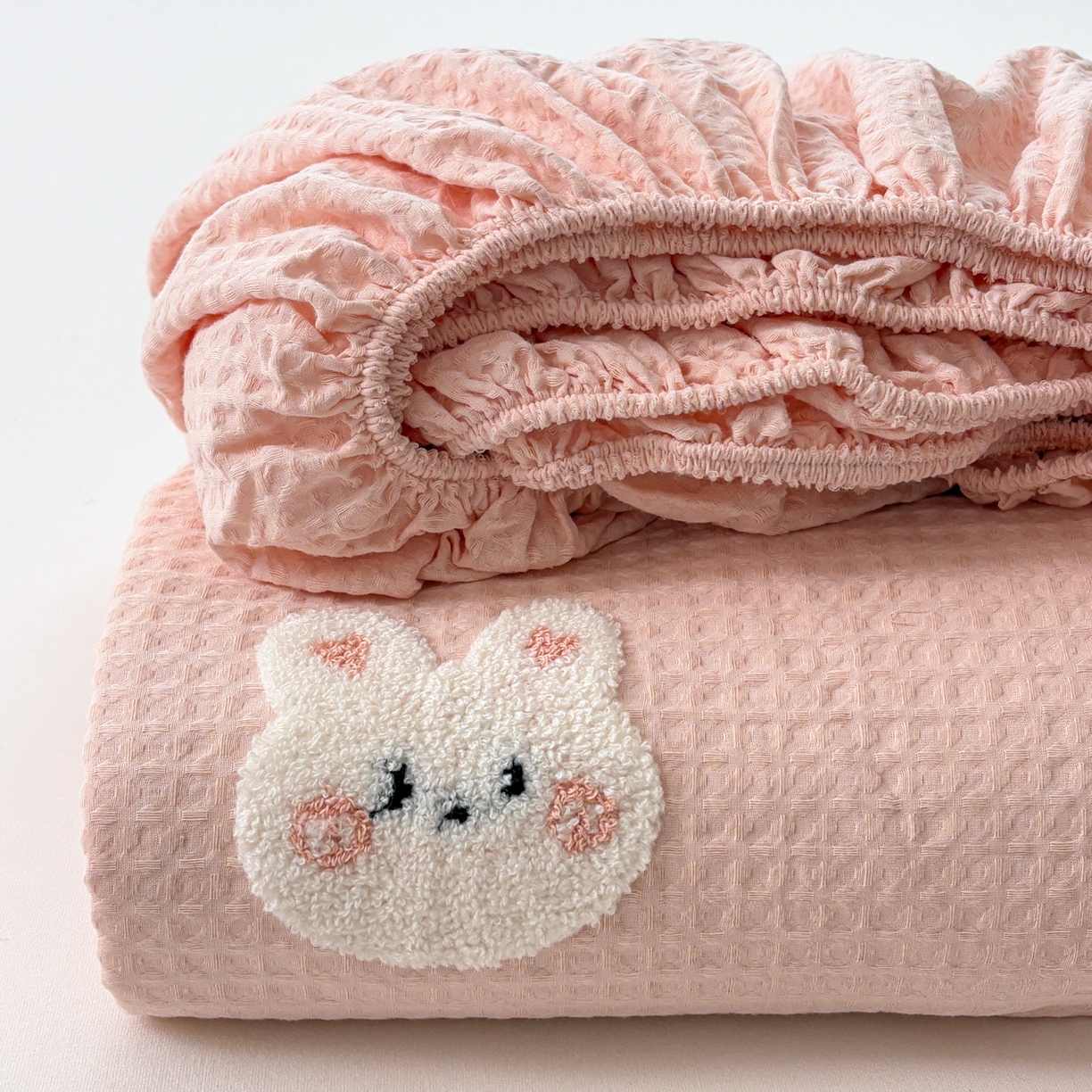 91家纺网 家纺一手货源 找家纺 居眠 2026新款全棉华夫格毛巾绣系列床笠 俏皮小兔-粉