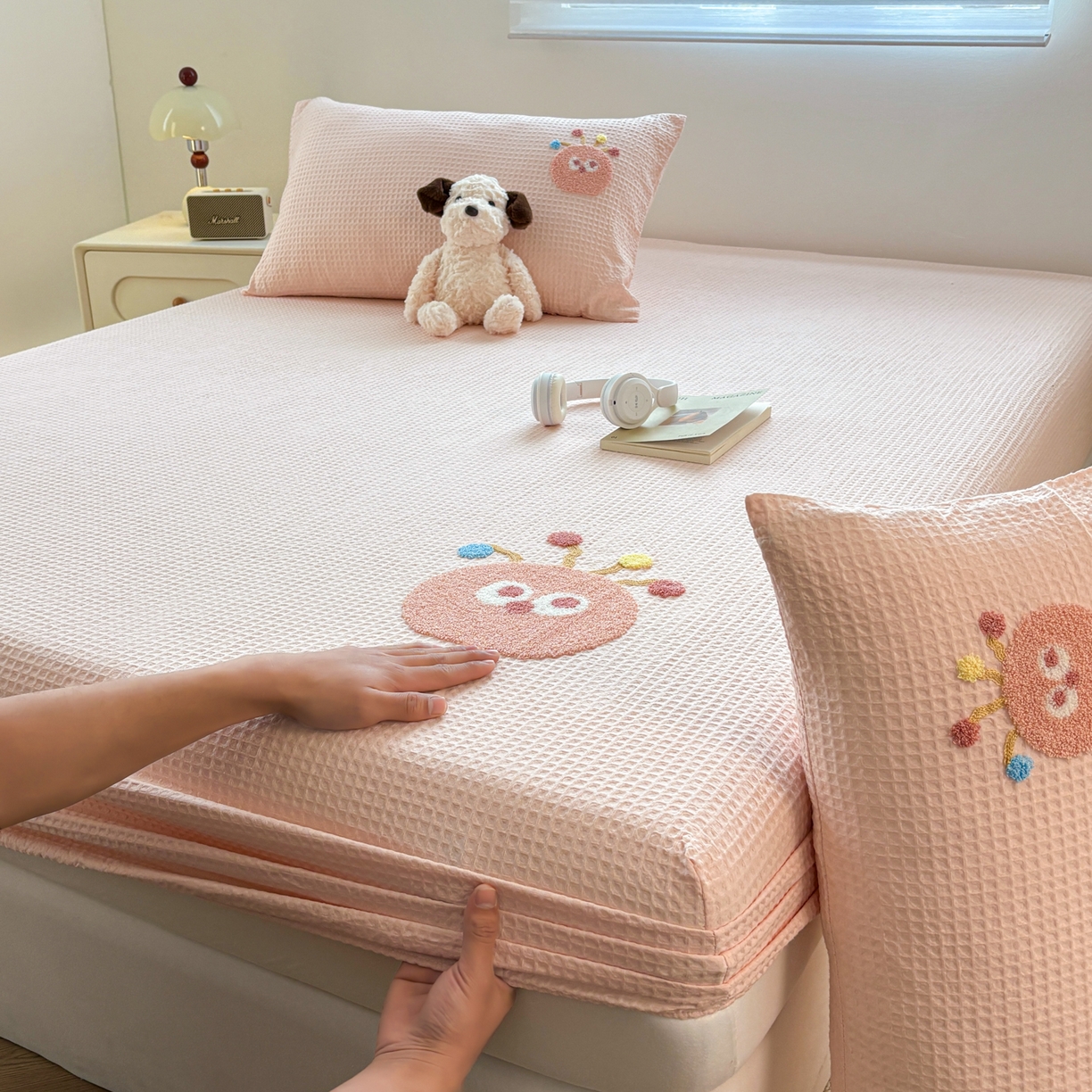 91家纺网 家纺一手货源 找家纺 居眠 2026新款全棉华夫格毛巾绣系列床笠 萌宠-粉