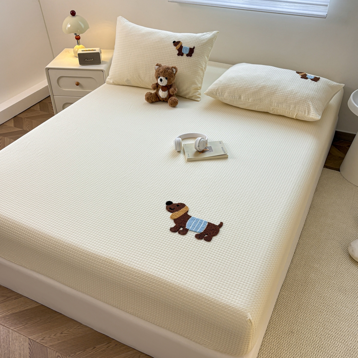 91家纺网 家纺一手货源 找家纺 居眠 2026新款全棉华夫格毛巾绣系列床笠 丑萌小狗-白