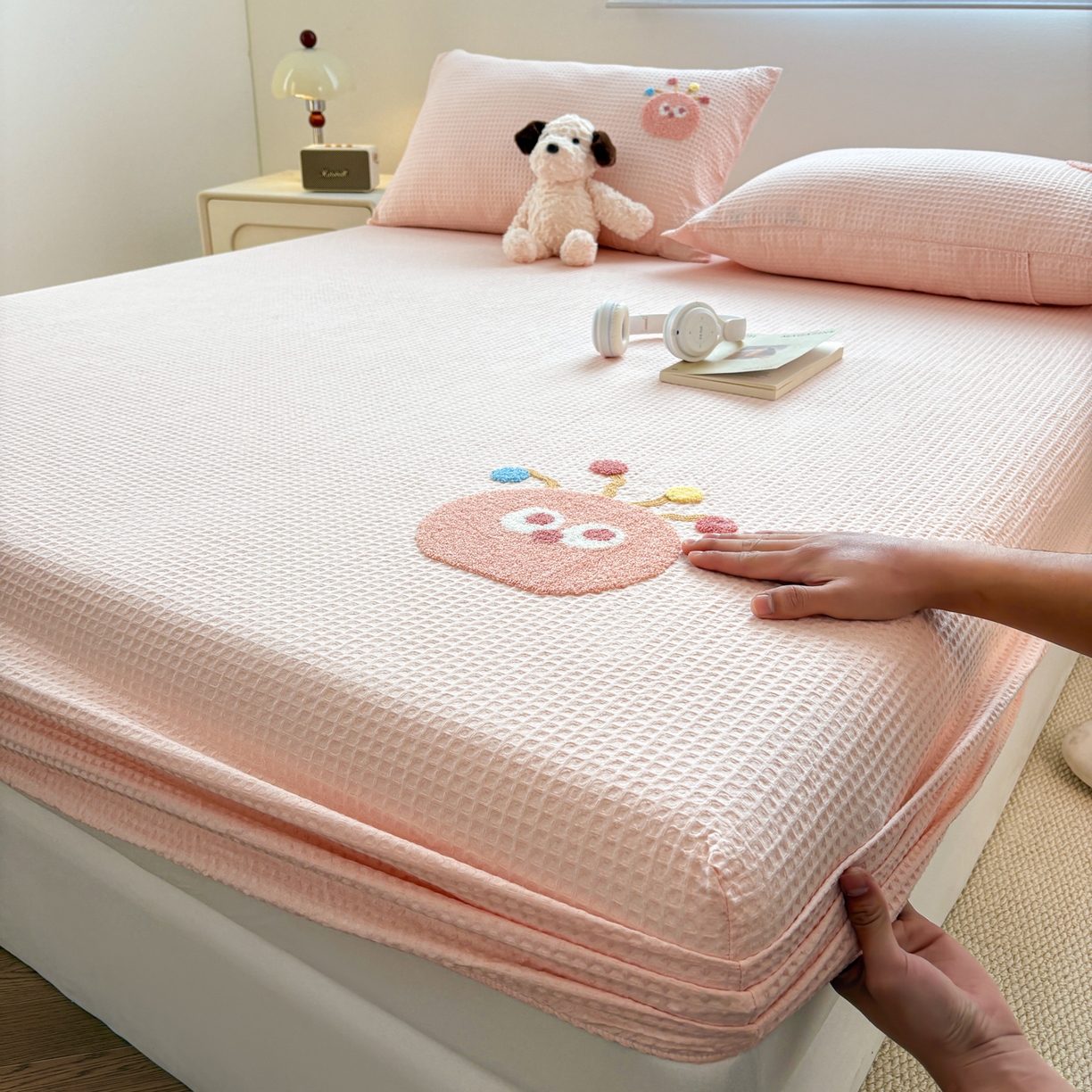 91家纺网 家纺一手货源 找家纺 居眠 2026新款全棉华夫格毛巾绣系列床笠 萌宠-粉