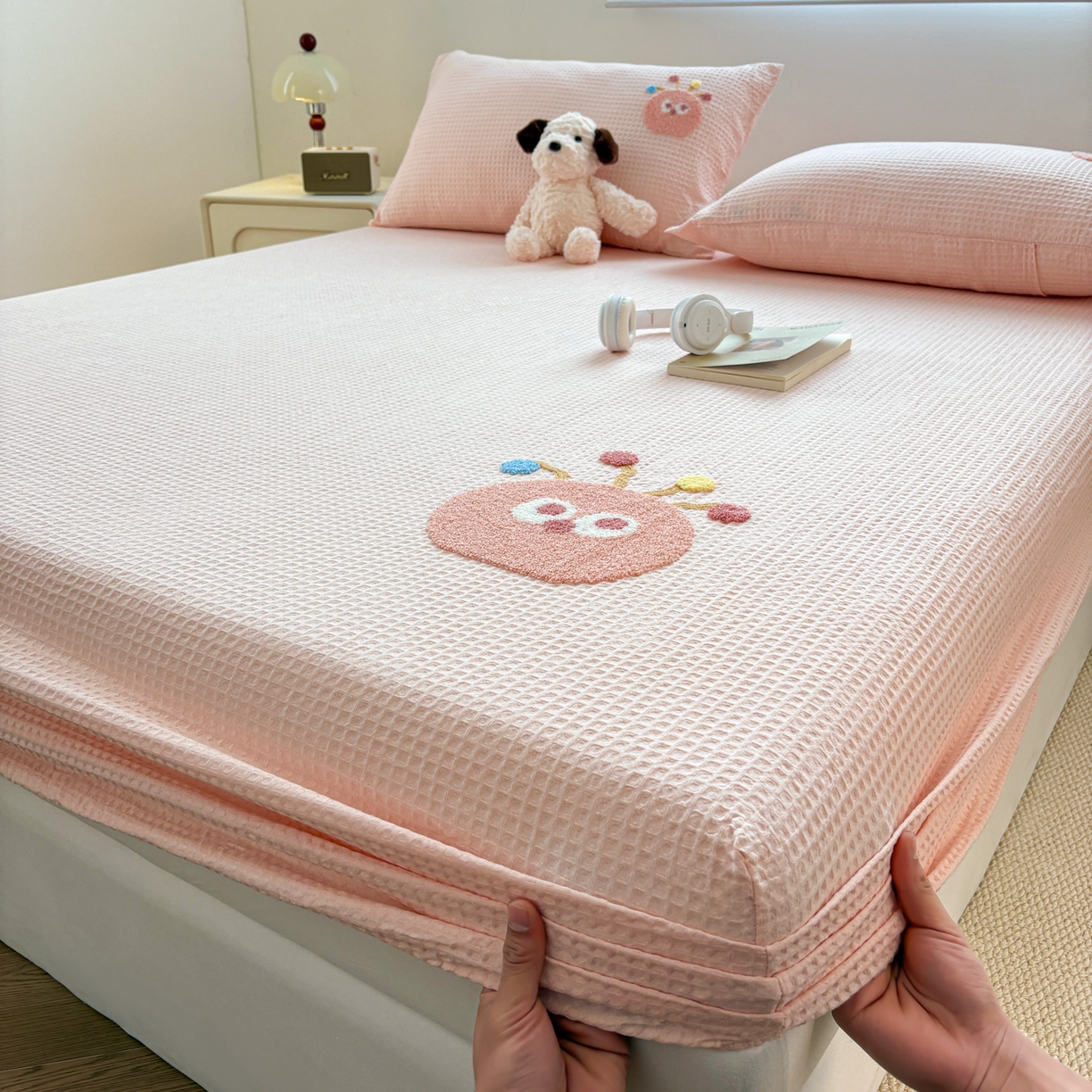 91家纺网 家纺一手货源 找家纺 居眠 2026新款全棉华夫格毛巾绣系列床笠 萌宠-粉