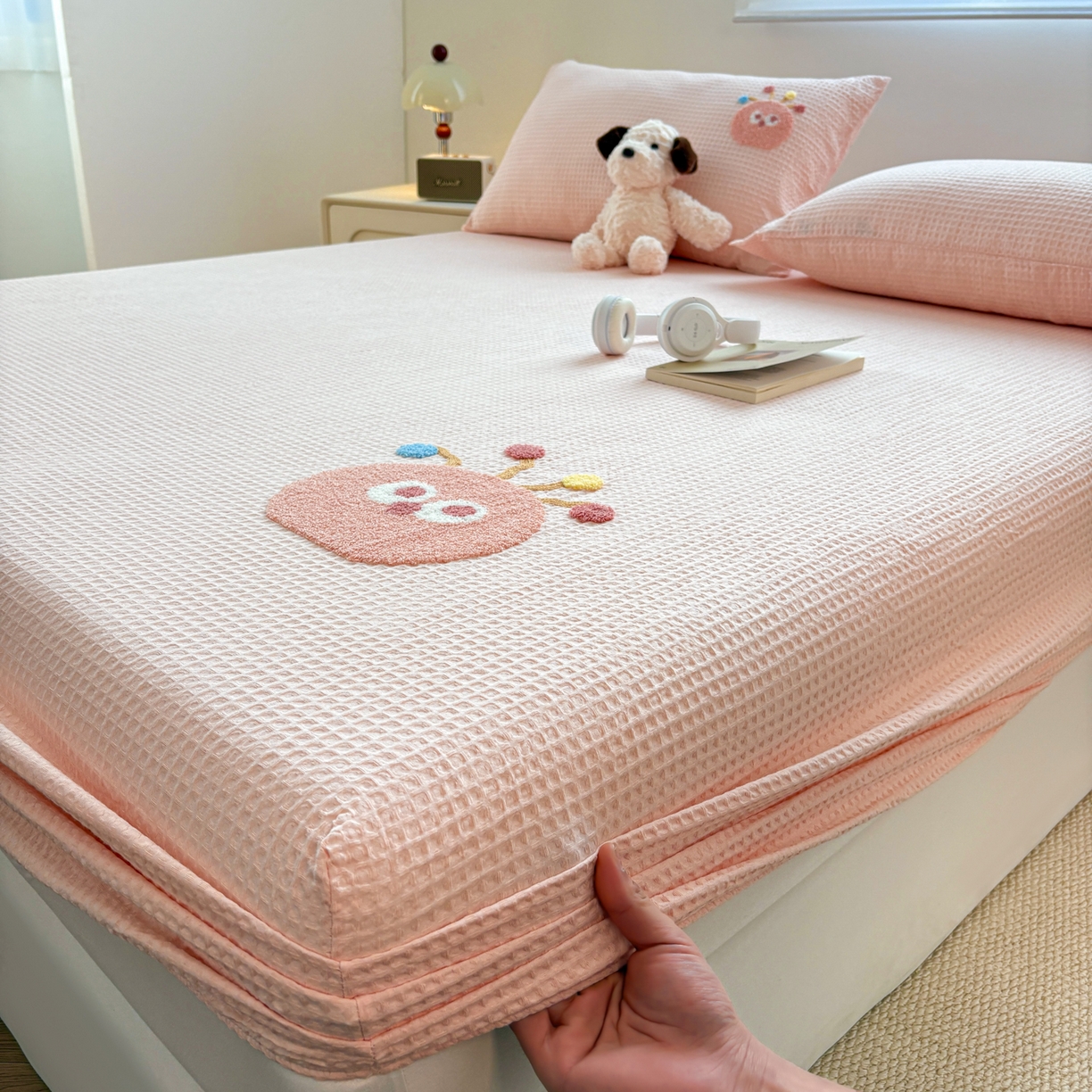 91家纺网 家纺一手货源 找家纺 居眠 2026新款全棉华夫格毛巾绣系列床笠 萌宠-粉