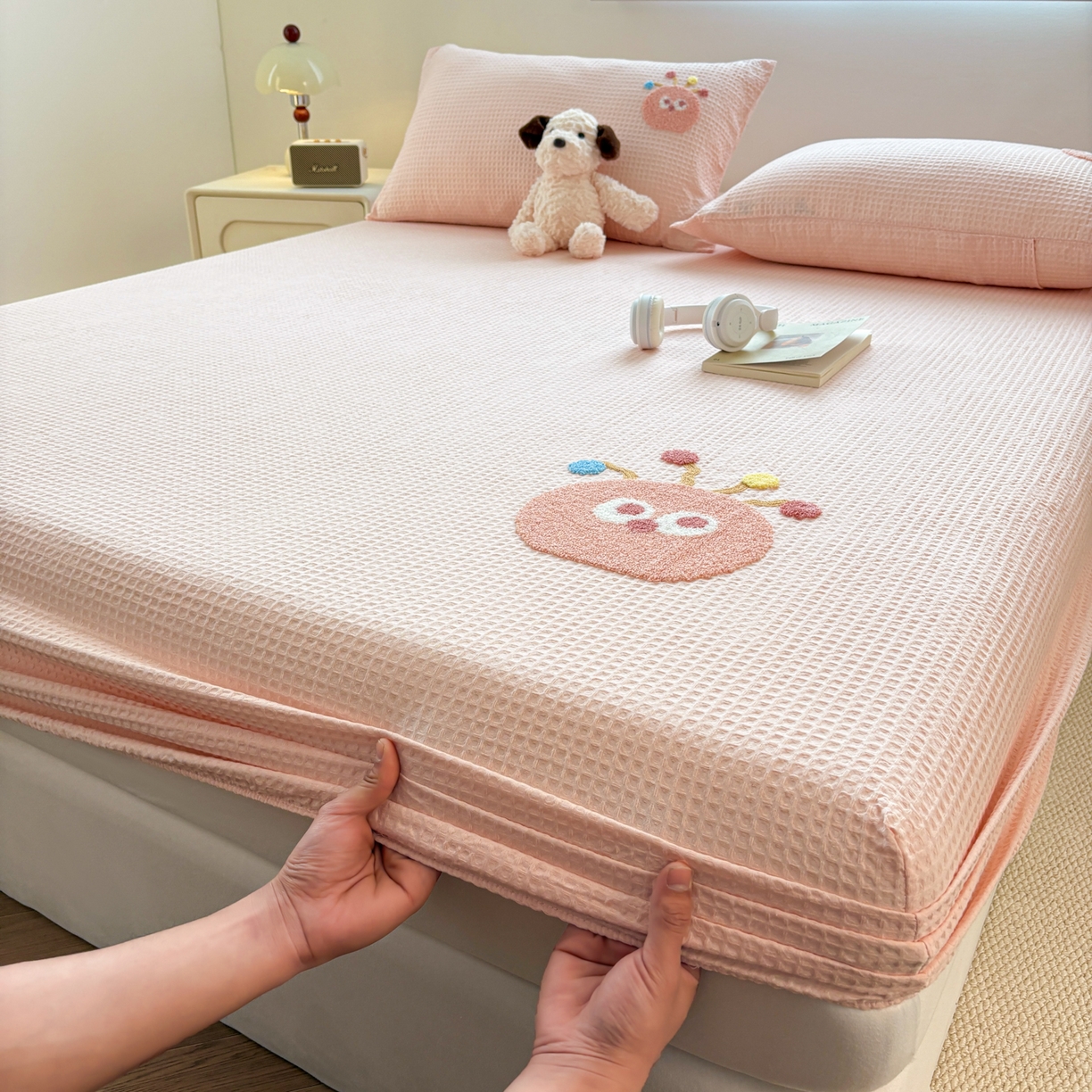 91家纺网 家纺一手货源 找家纺 居眠 2026新款全棉华夫格毛巾绣系列床笠 萌宠-粉