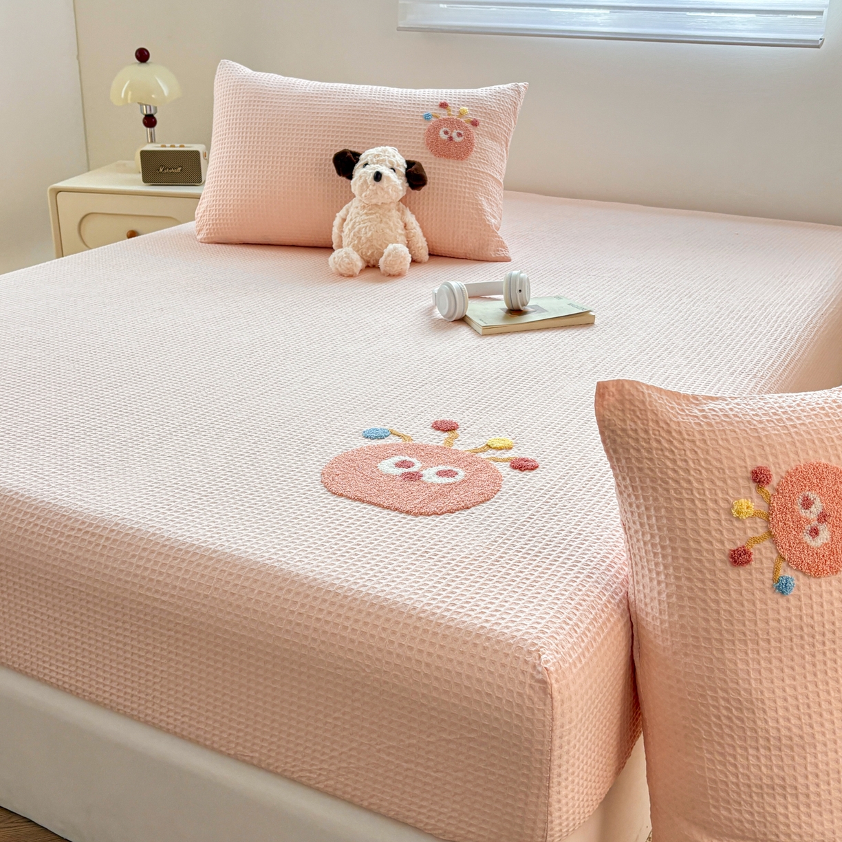 91家纺网 家纺一手货源 找家纺 居眠 2026新款全棉华夫格毛巾绣系列床笠 萌宠-粉