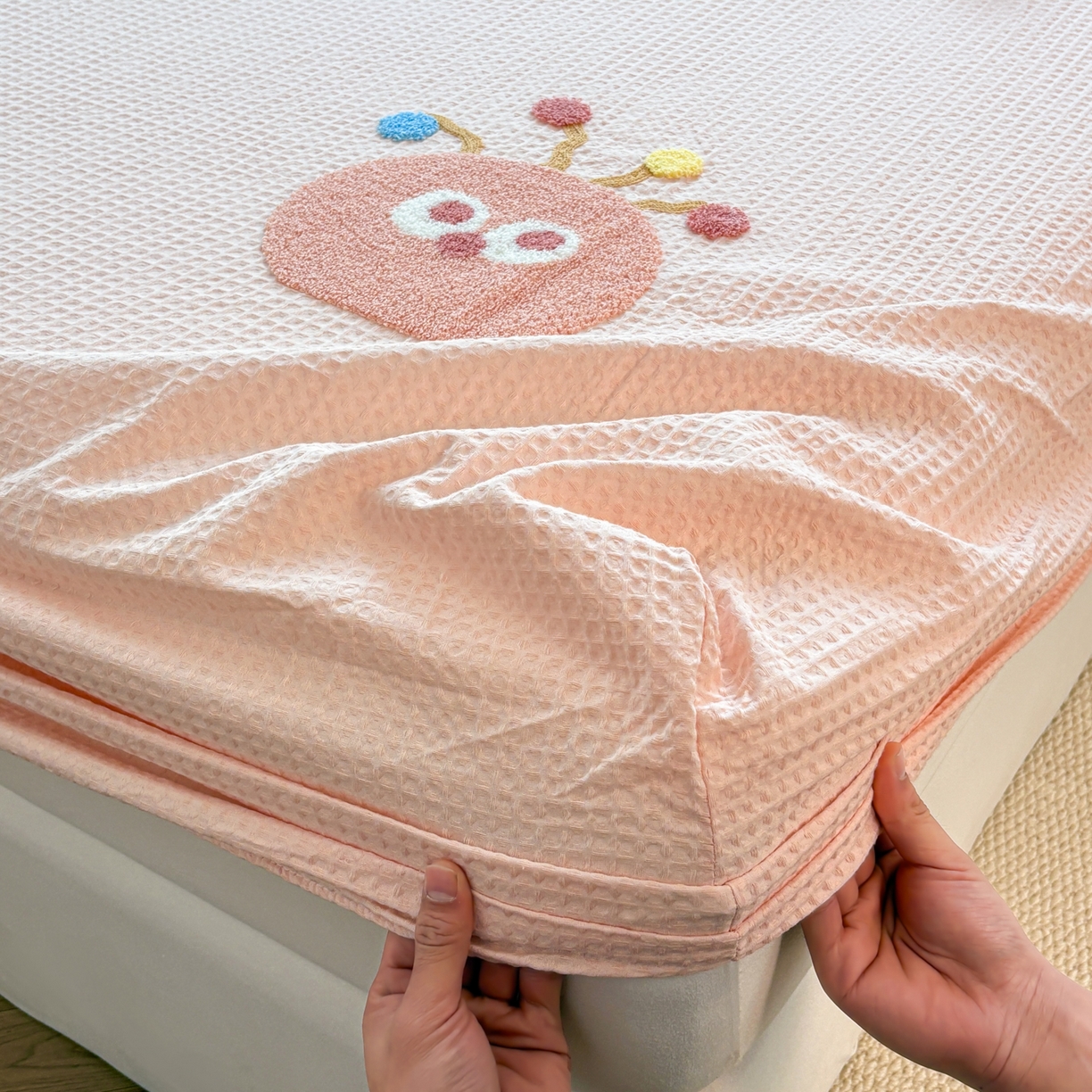 91家纺网 家纺一手货源 找家纺 居眠 2026新款全棉华夫格毛巾绣系列床笠 萌宠-粉