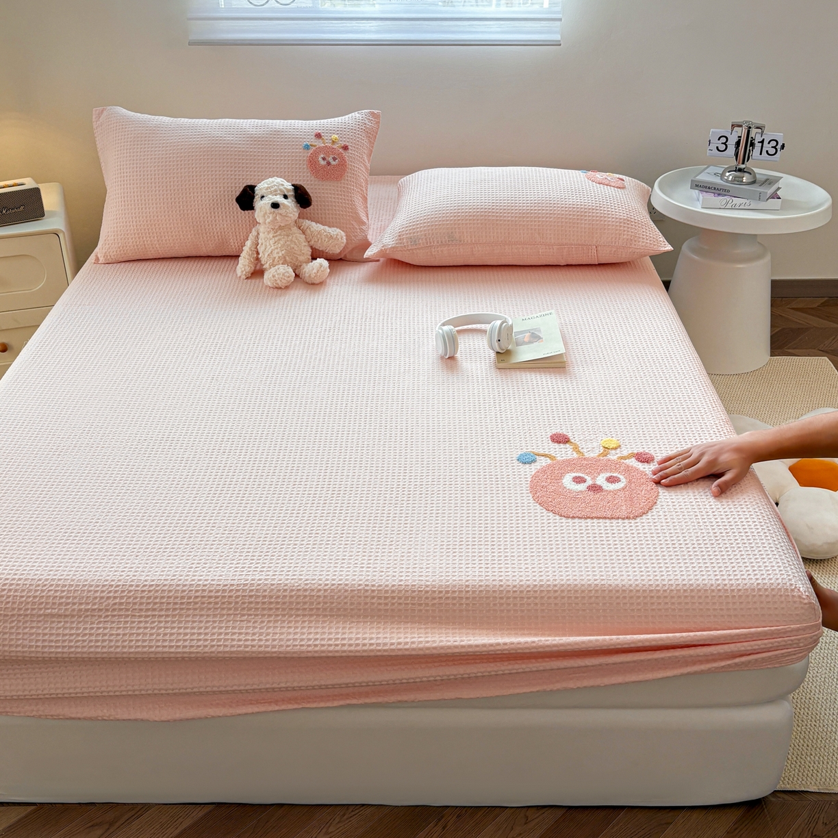 91家纺网 家纺一手货源 找家纺 居眠 2026新款全棉华夫格毛巾绣系列床笠 萌宠-粉