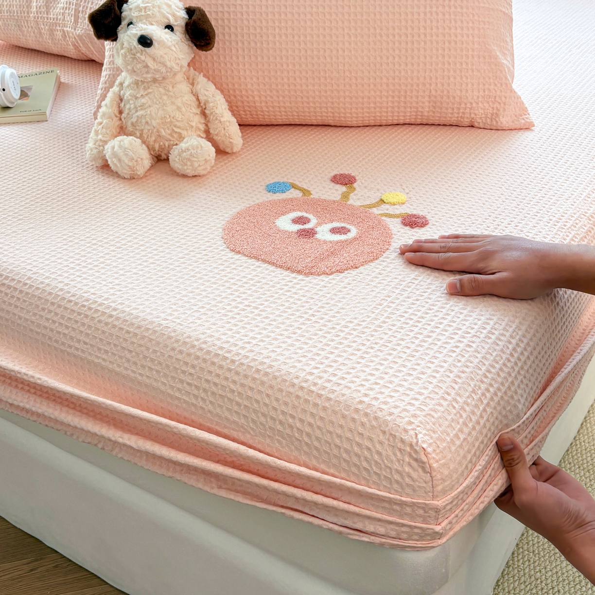 91家纺网 家纺一手货源 找家纺 居眠 2026新款全棉华夫格毛巾绣系列床笠 萌宠-粉