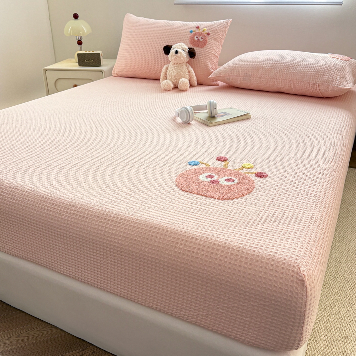 91家纺网 家纺一手货源 找家纺 居眠 2026新款全棉华夫格毛巾绣系列床笠 萌宠-粉