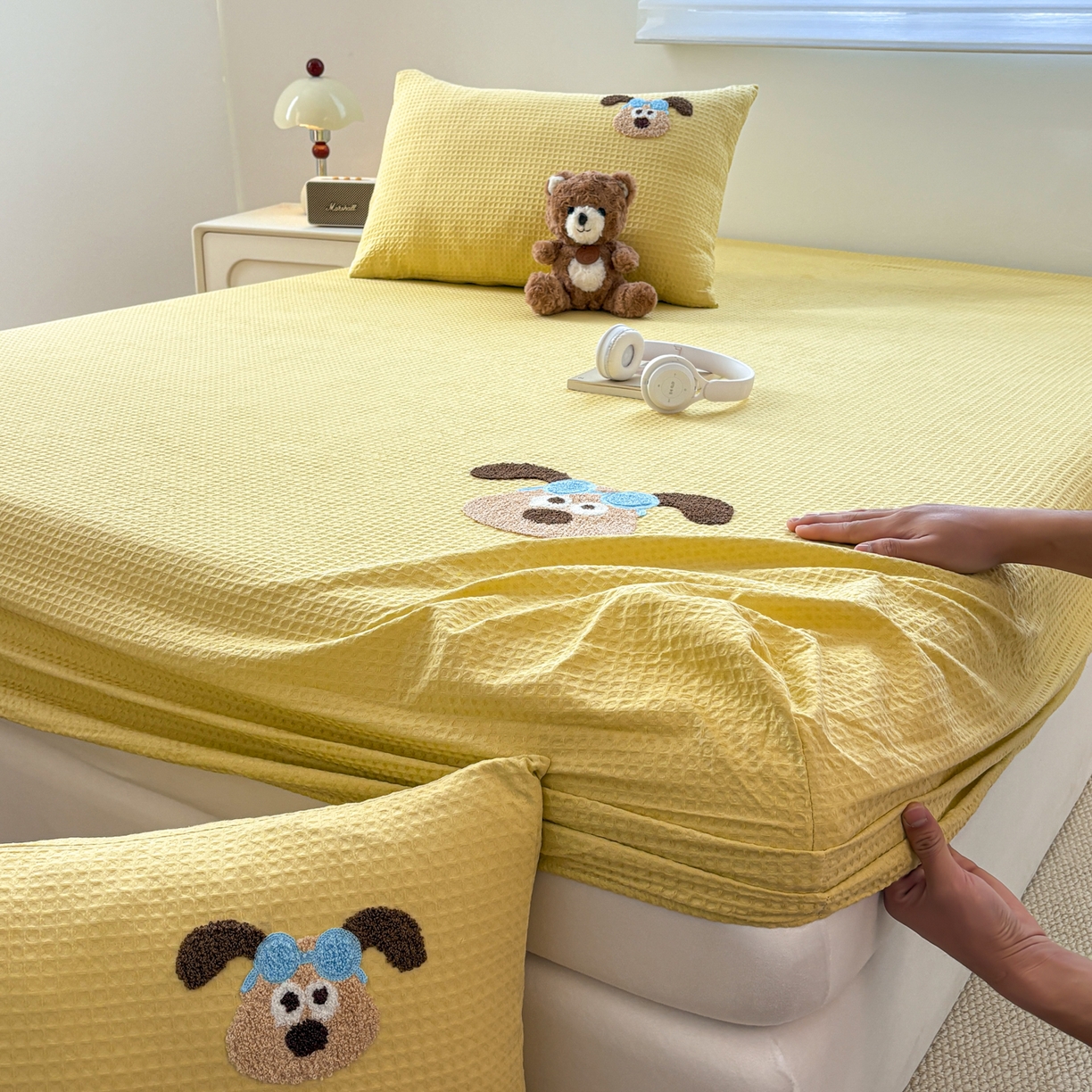 91家纺网 家纺一手货源 找家纺 居眠 2026新款全棉华夫格毛巾绣系列床笠 泡芙小狗-黄