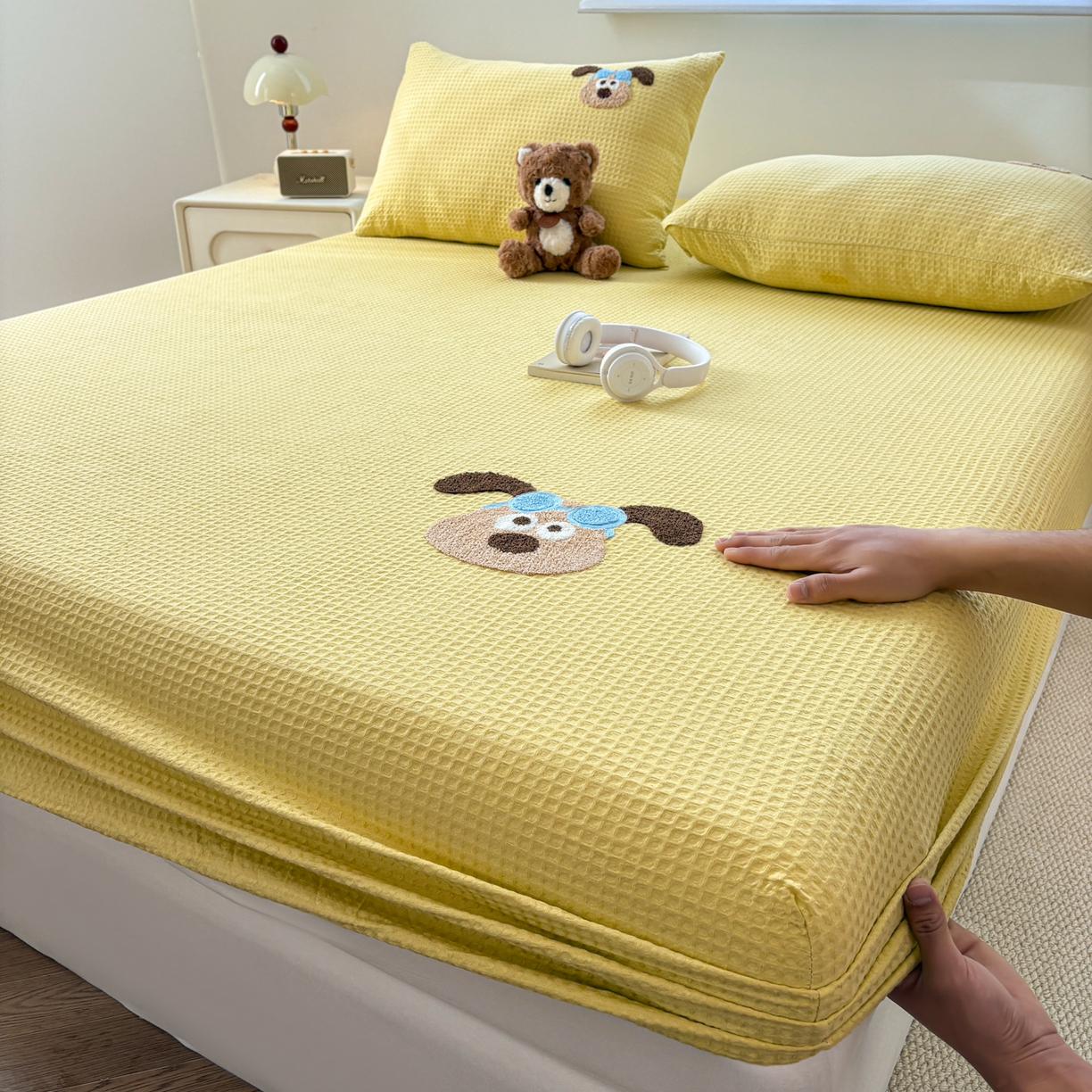 91家纺网 家纺一手货源 找家纺 居眠 2026新款全棉华夫格毛巾绣系列床笠 泡芙小狗-黄