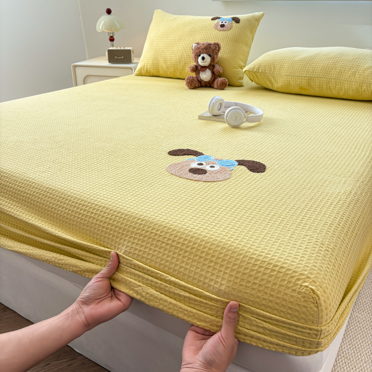 91家纺网 家纺一手货源 找家纺 居眠 2026新款全棉华夫格毛巾绣系列床笠 泡芙小狗-黄