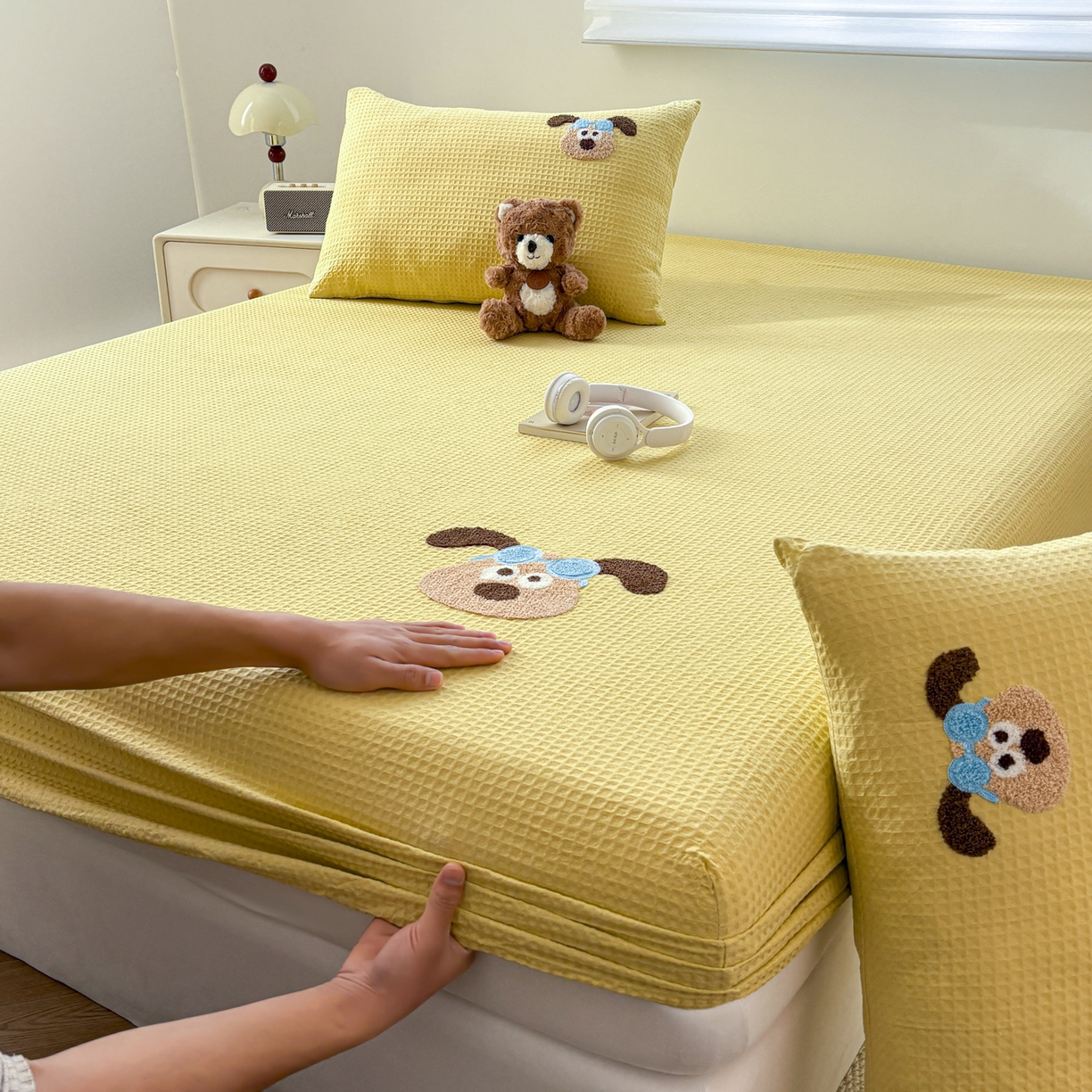 91家纺网 家纺一手货源 找家纺 居眠 2026新款全棉华夫格毛巾绣系列床笠 泡芙小狗-黄