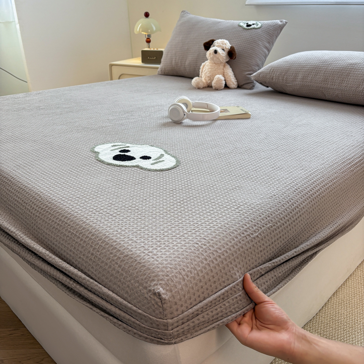 91家纺网 家纺一手货源 找家纺 居眠 2026新款全棉华夫格毛巾绣系列床笠 考拉-星灰