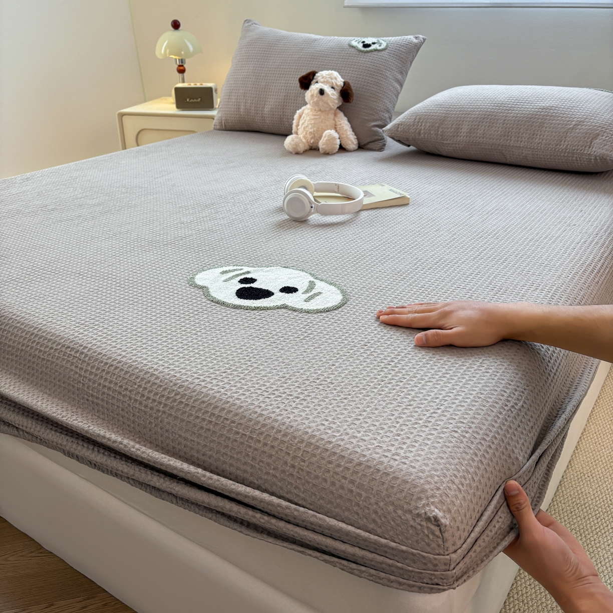 91家纺网 家纺一手货源 找家纺 居眠 2026新款全棉华夫格毛巾绣系列床笠 考拉-星灰