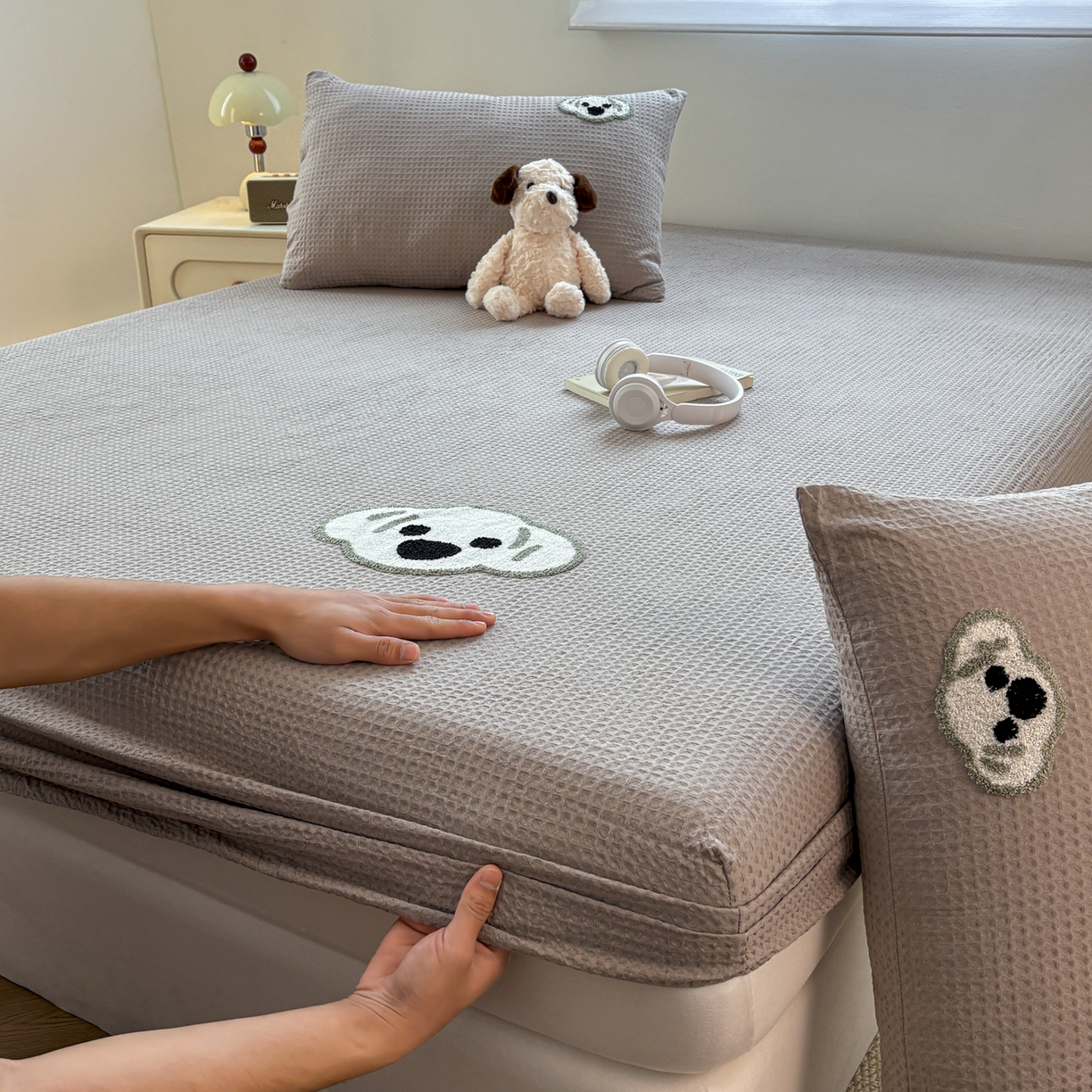 91家纺网 家纺一手货源 找家纺 居眠 2026新款全棉华夫格毛巾绣系列床笠 考拉-星灰