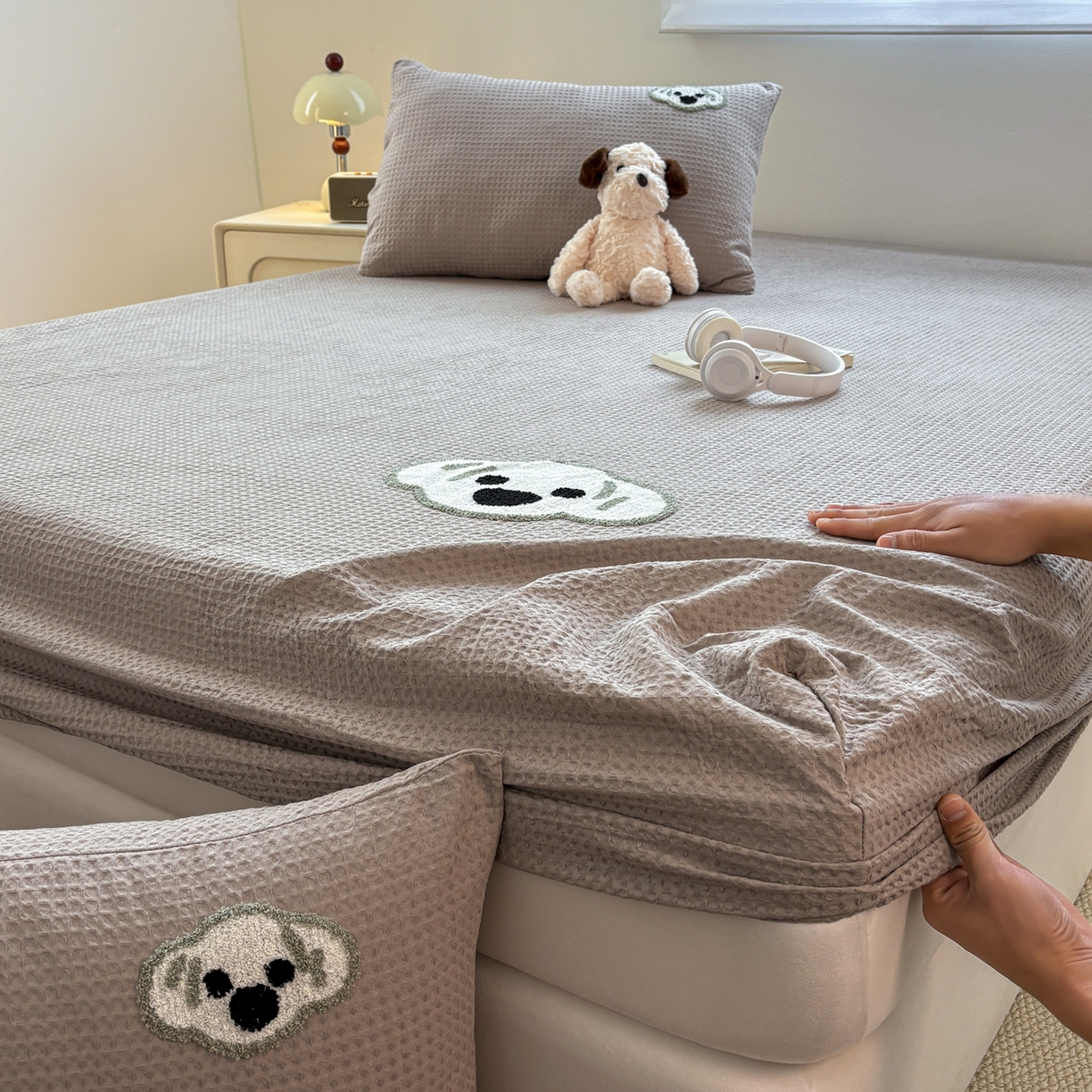 91家纺网 家纺一手货源 找家纺 居眠 2026新款全棉华夫格毛巾绣系列床笠 考拉-星灰