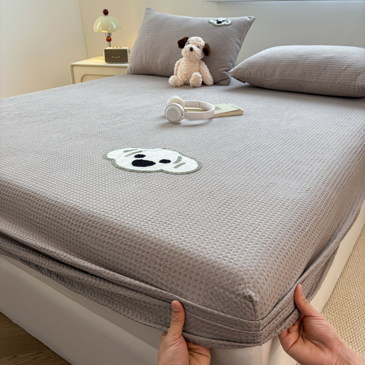 91家纺网 家纺一手货源 找家纺 居眠 2026新款全棉华夫格毛巾绣系列床笠 考拉-星灰