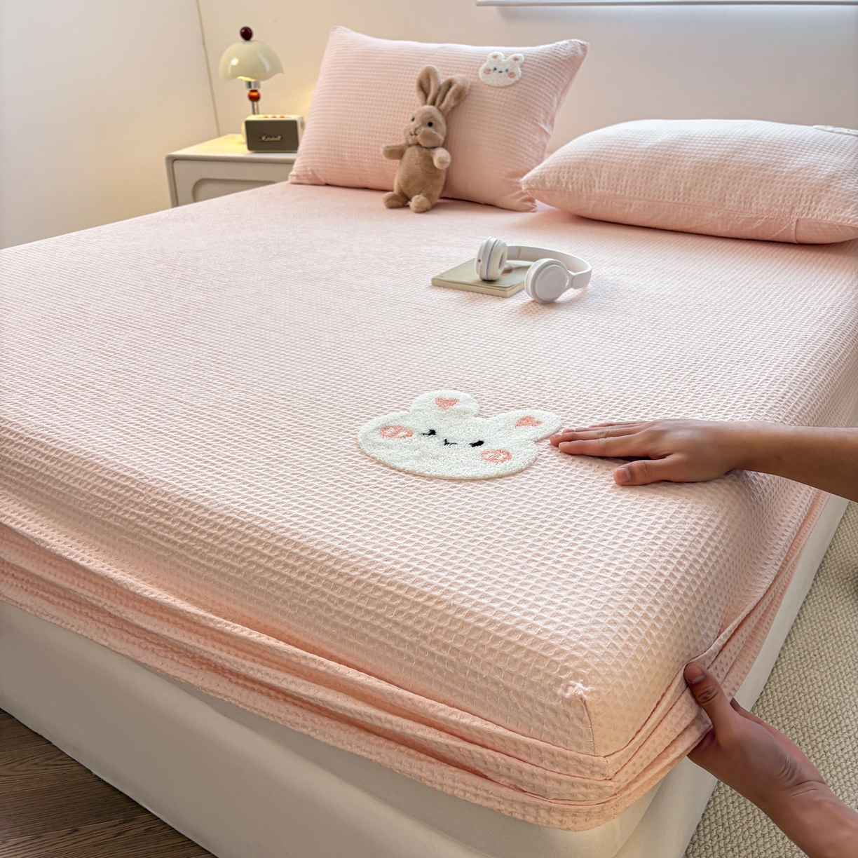 91家纺网 家纺一手货源 找家纺 居眠 2026新款全棉华夫格毛巾绣系列床笠 俏皮小兔-粉