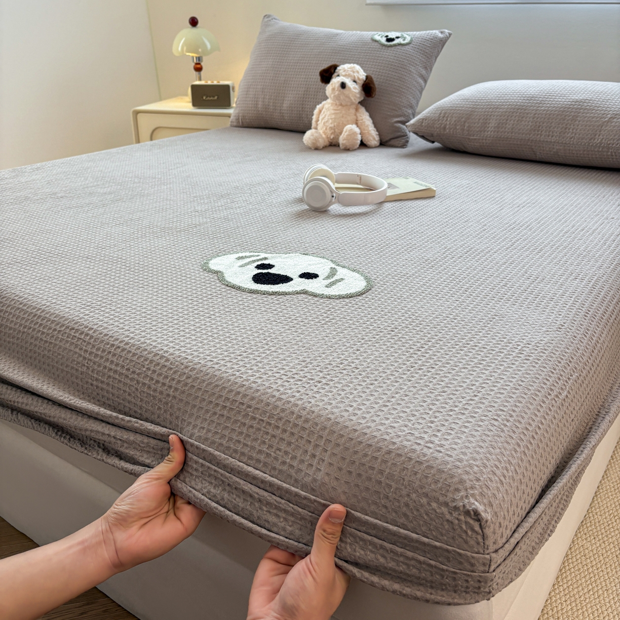 91家纺网 家纺一手货源 找家纺 居眠 2026新款全棉华夫格毛巾绣系列床笠 考拉-星灰