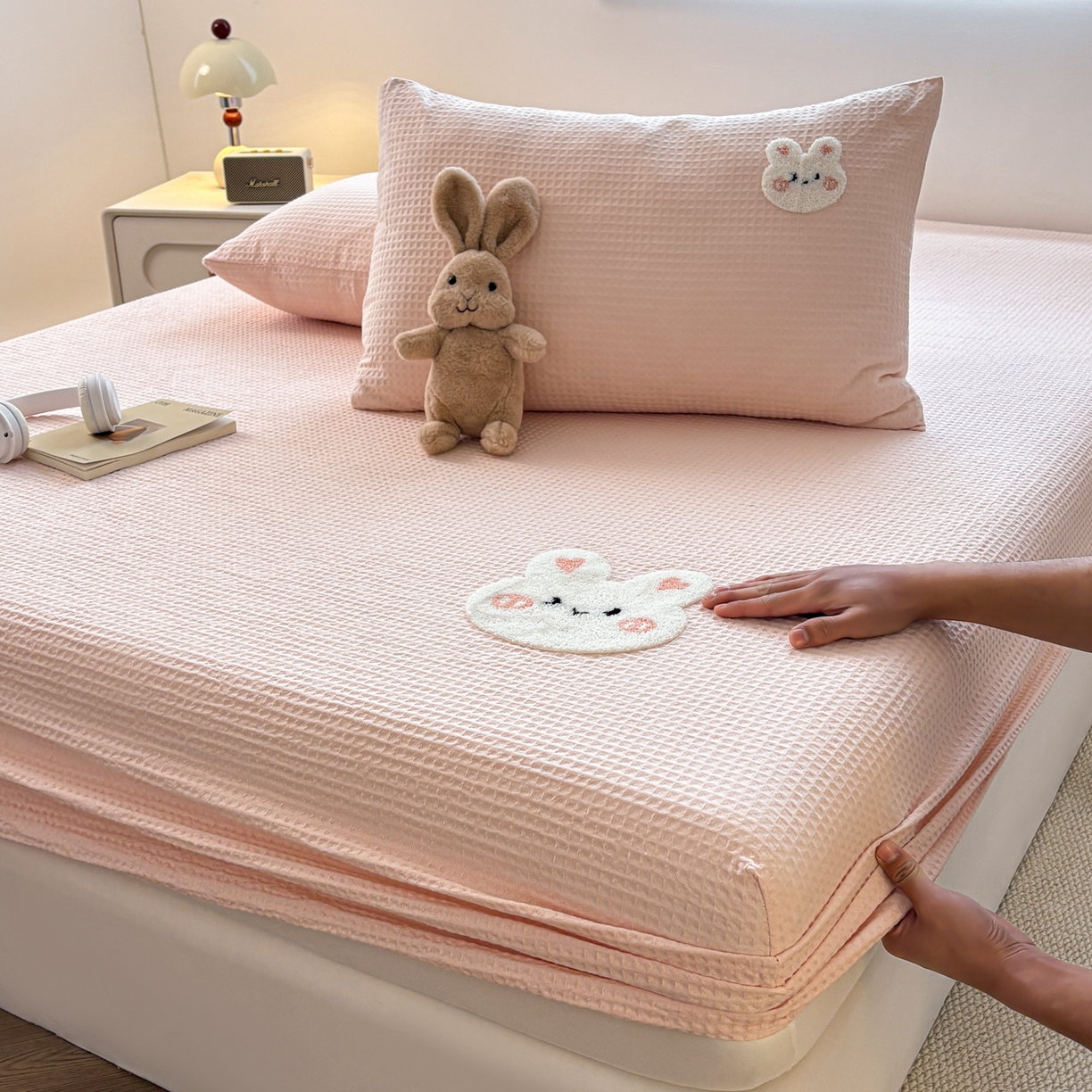91家纺网 家纺一手货源 找家纺 居眠 2026新款全棉华夫格毛巾绣系列床笠 俏皮小兔-粉
