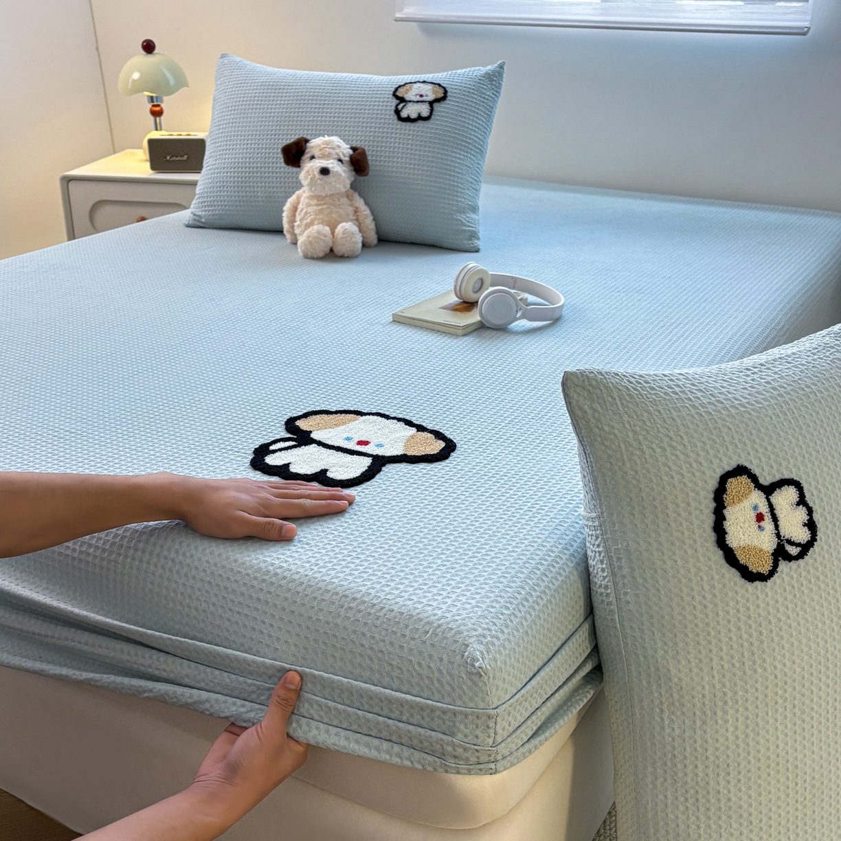 91家纺网 家纺一手货源 找家纺 居眠 2026新款全棉华夫格毛巾绣系列床笠 毛绒小狗-蓝