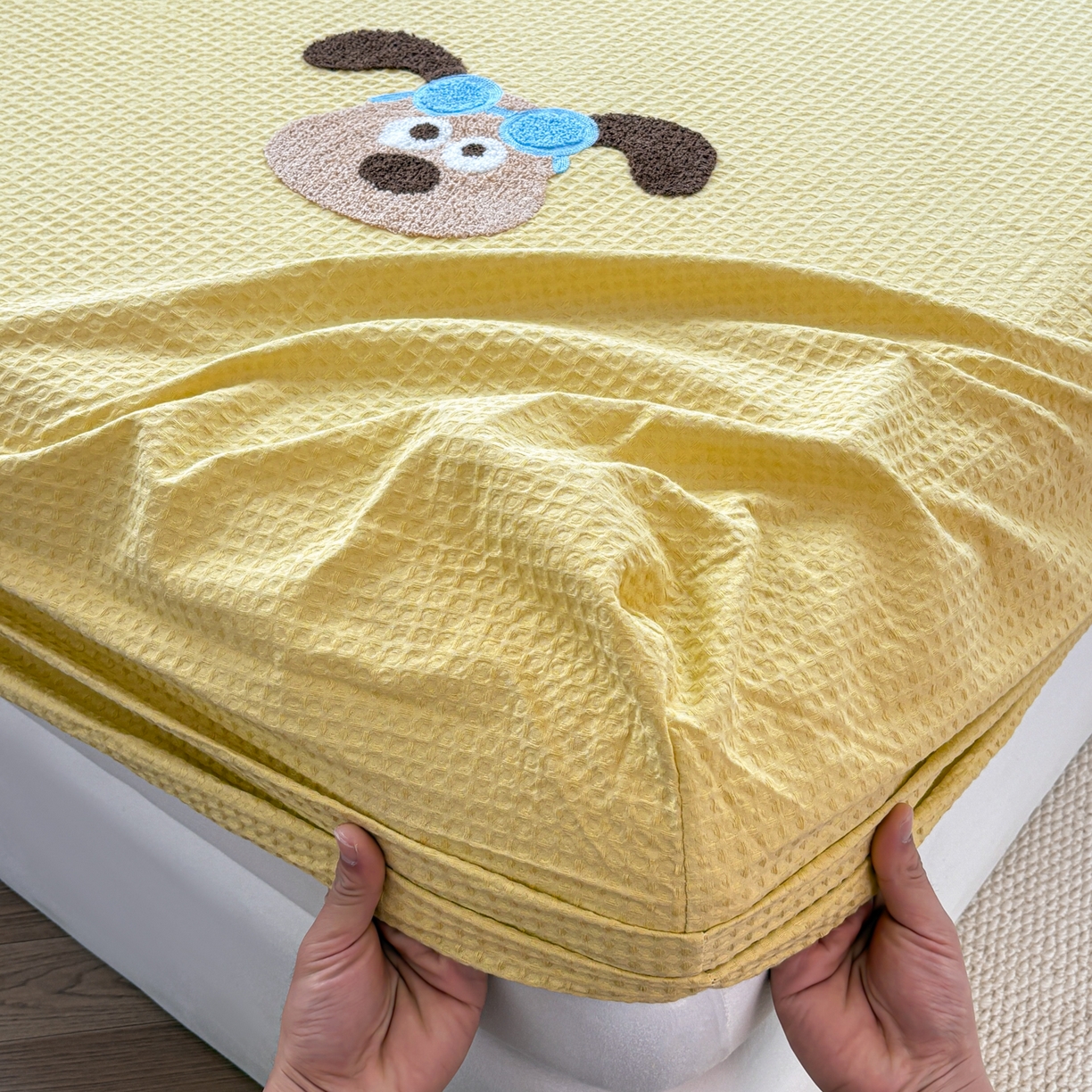 91家纺网 家纺一手货源 找家纺 居眠 2026新款全棉华夫格毛巾绣系列床笠 泡芙小狗-黄