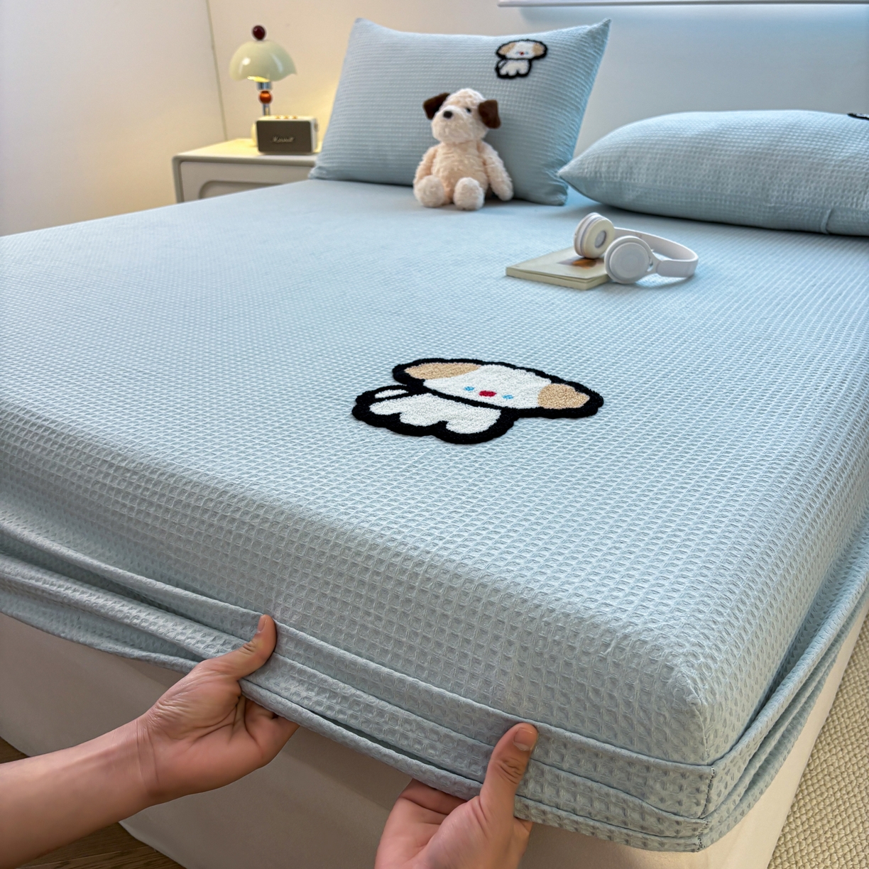 91家纺网 家纺一手货源 找家纺 居眠 2026新款全棉华夫格毛巾绣系列床笠 毛绒小狗-蓝