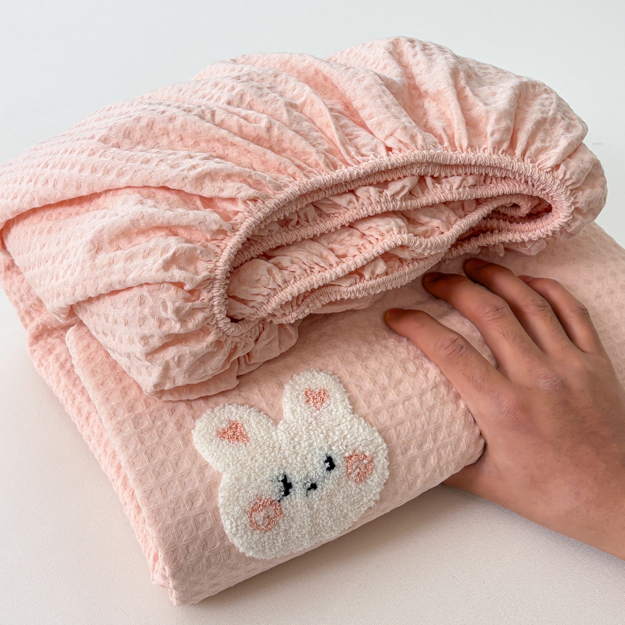 91家纺网 家纺一手货源 找家纺 居眠 2026新款全棉华夫格毛巾绣系列床笠 俏皮小兔-粉
