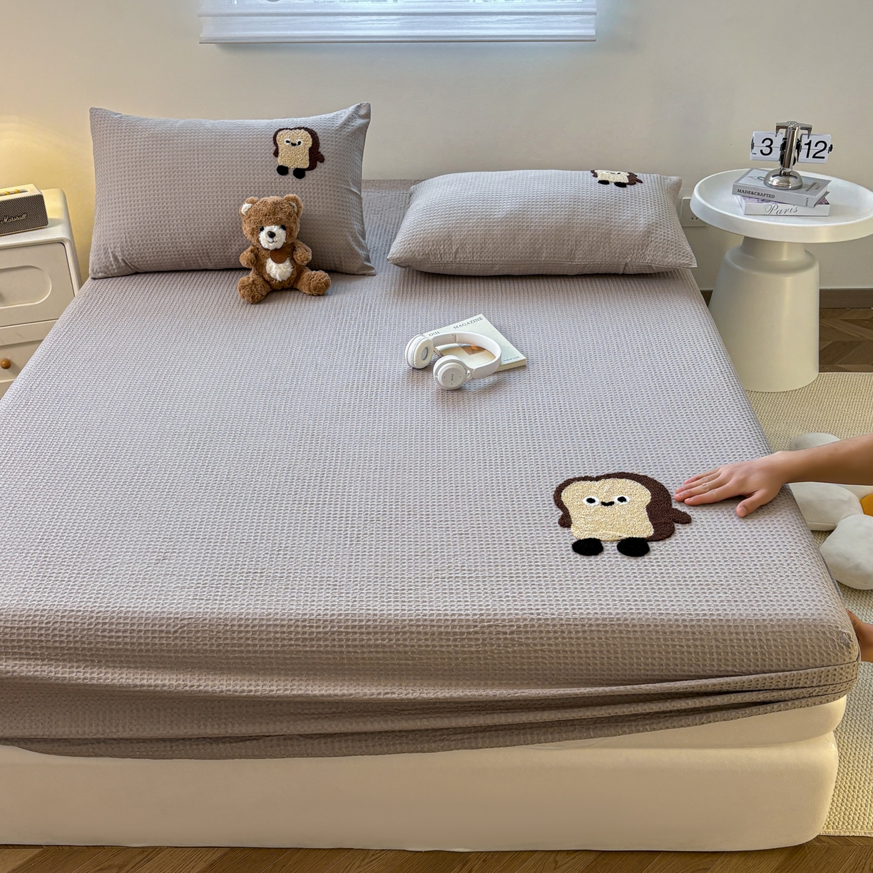 91家纺网 家纺一手货源 找家纺 居眠 2026新款全棉华夫格毛巾绣系列床笠 乖乖幼崽-灰