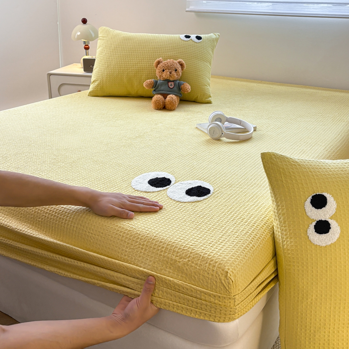 91家纺网 家纺一手货源 找家纺 居眠 2026新款全棉华夫格毛巾绣系列床笠 呆呆大眼-黄