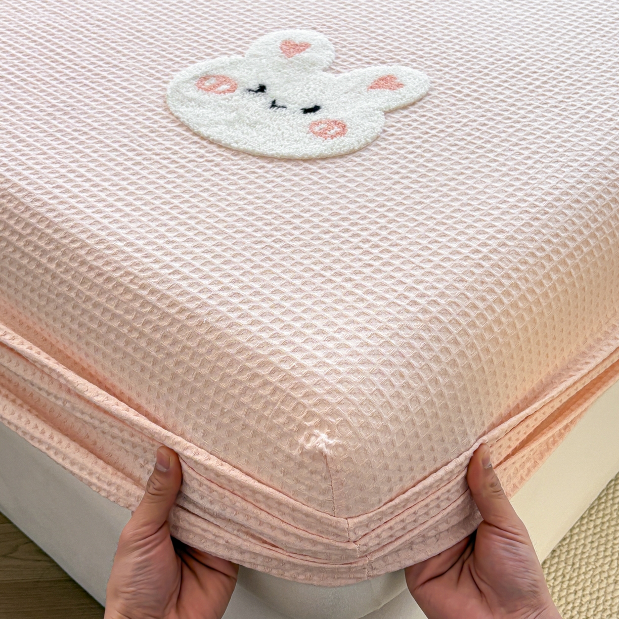 91家纺网 家纺一手货源 找家纺 居眠 2026新款全棉华夫格毛巾绣系列床笠 俏皮小兔-粉