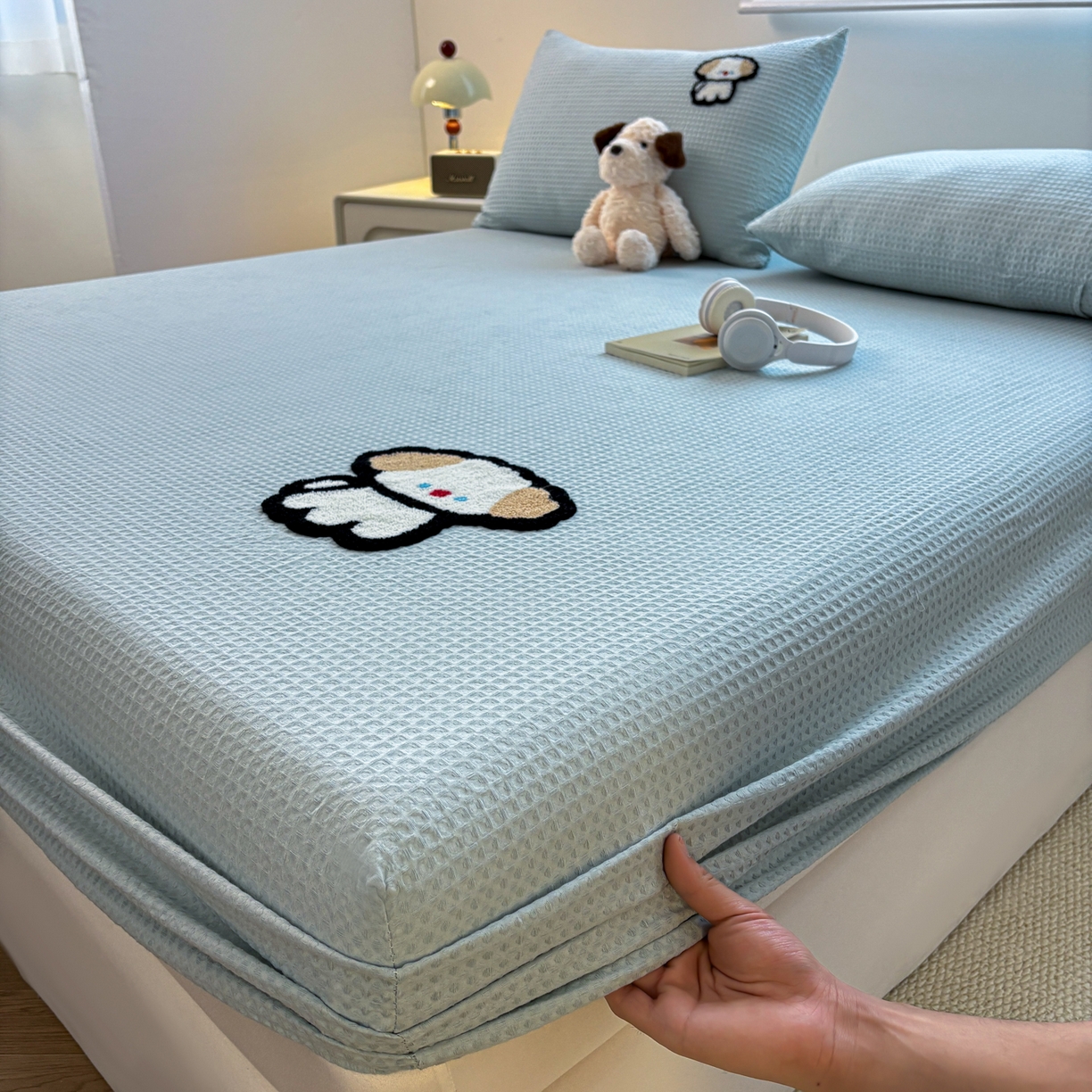 91家纺网 家纺一手货源 找家纺 居眠 2026新款全棉华夫格毛巾绣系列床笠 毛绒小狗-蓝