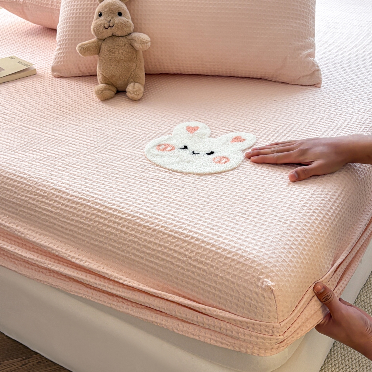 91家纺网 家纺一手货源 找家纺 居眠 2026新款全棉华夫格毛巾绣系列床笠 俏皮小兔-粉
